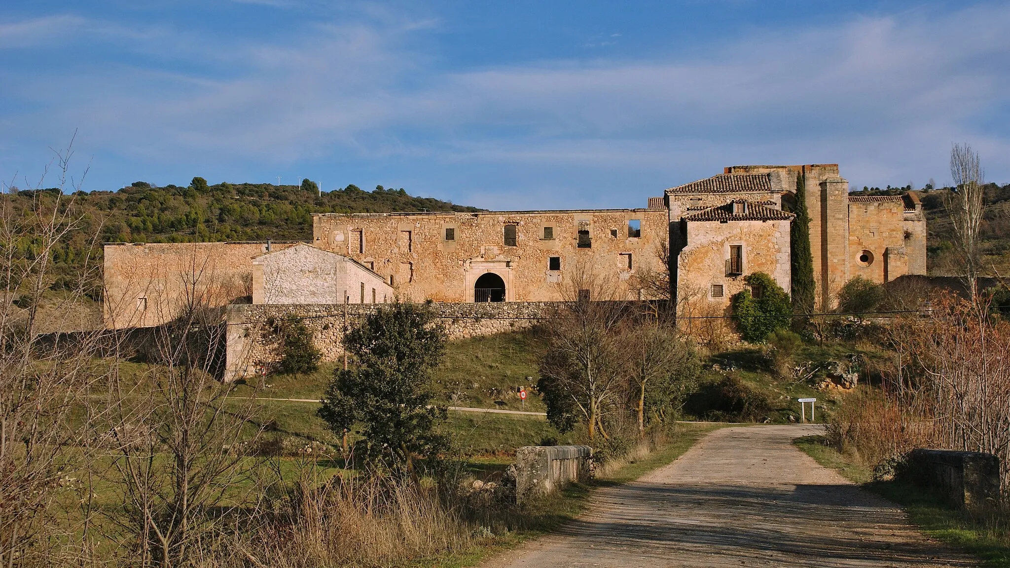 Photo showing: Monasterio cisterciense de Sta. María de Monsalud, año 1140, pionero de la Orden del Císter en España, actualmente en ruinas, está siendo objeto de varias restauraciones en las últimas décadas. Sacedón, Guadalajara.