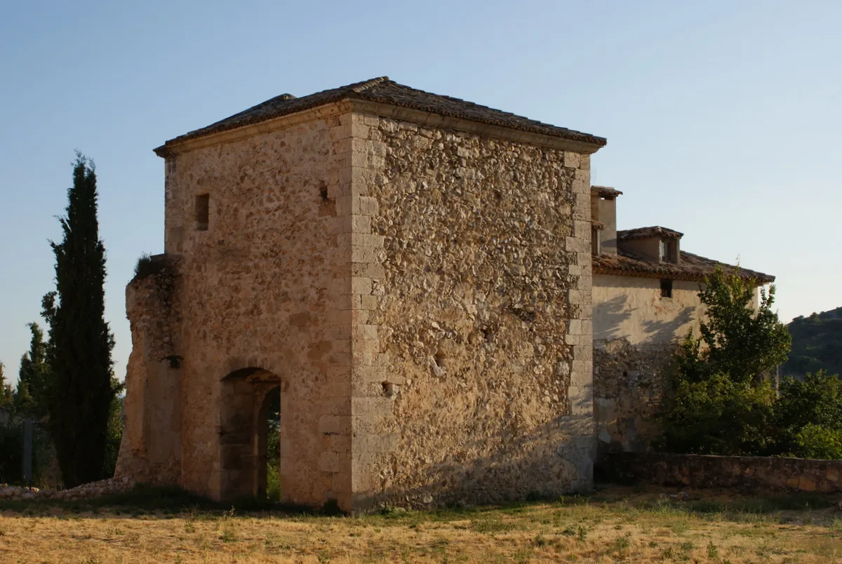 Photo showing: Monasterio cisterciense de Sta. María de Monsalud, año 1140, pionero de la Orden del Císter en España, actualmente en ruinas, está siendo objeto de varias restauraciones en las últimas décadas. Sacedón, Guadalajara.