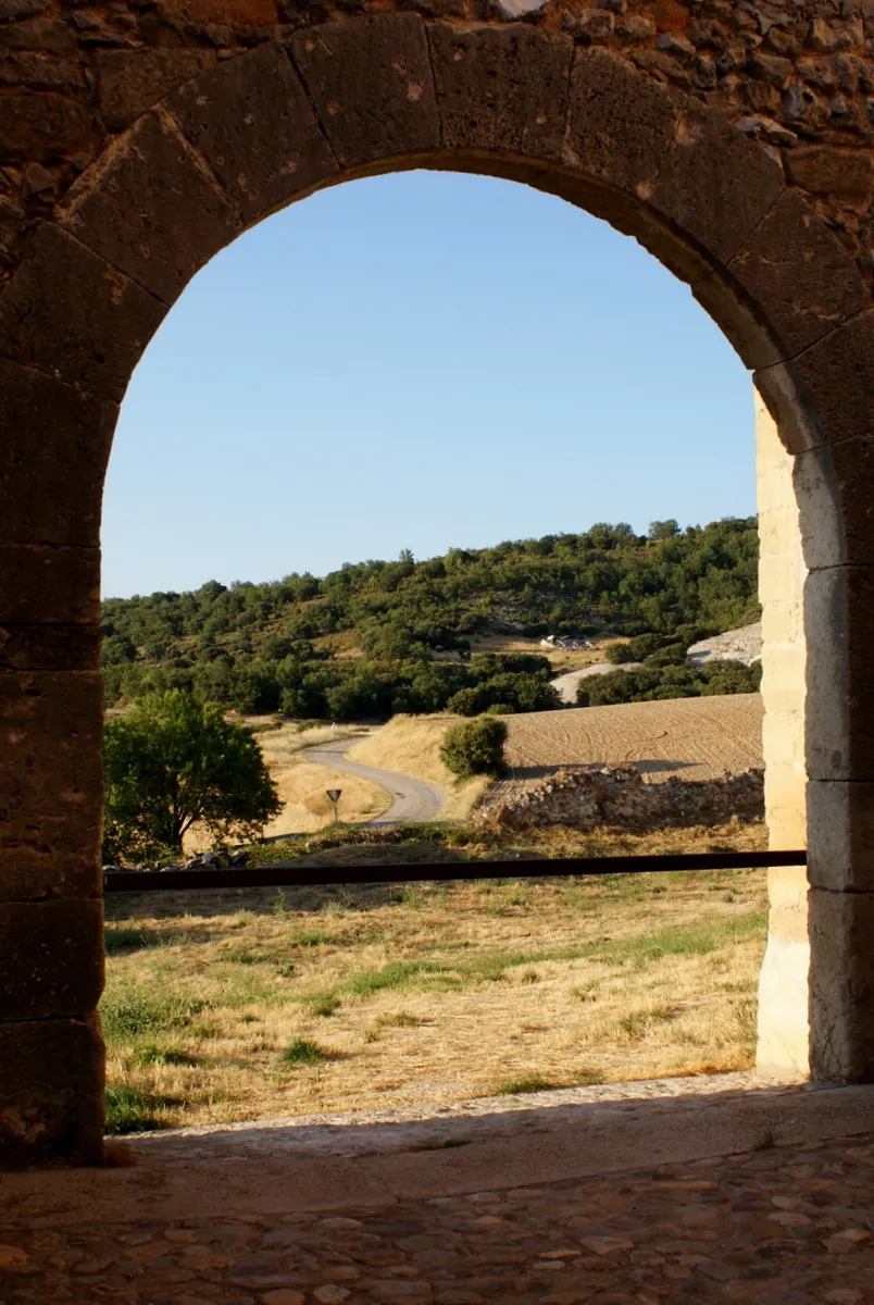 Photo showing: Anteriormente se accedía de un patio a otro, en la actualidad no existe más que una hilada de piedras casi a ras del suelo en ambos recintos.
Monasterio de Monsalud, Córcoles, Sacedón, Guadalajara. Castilla-La Mancha