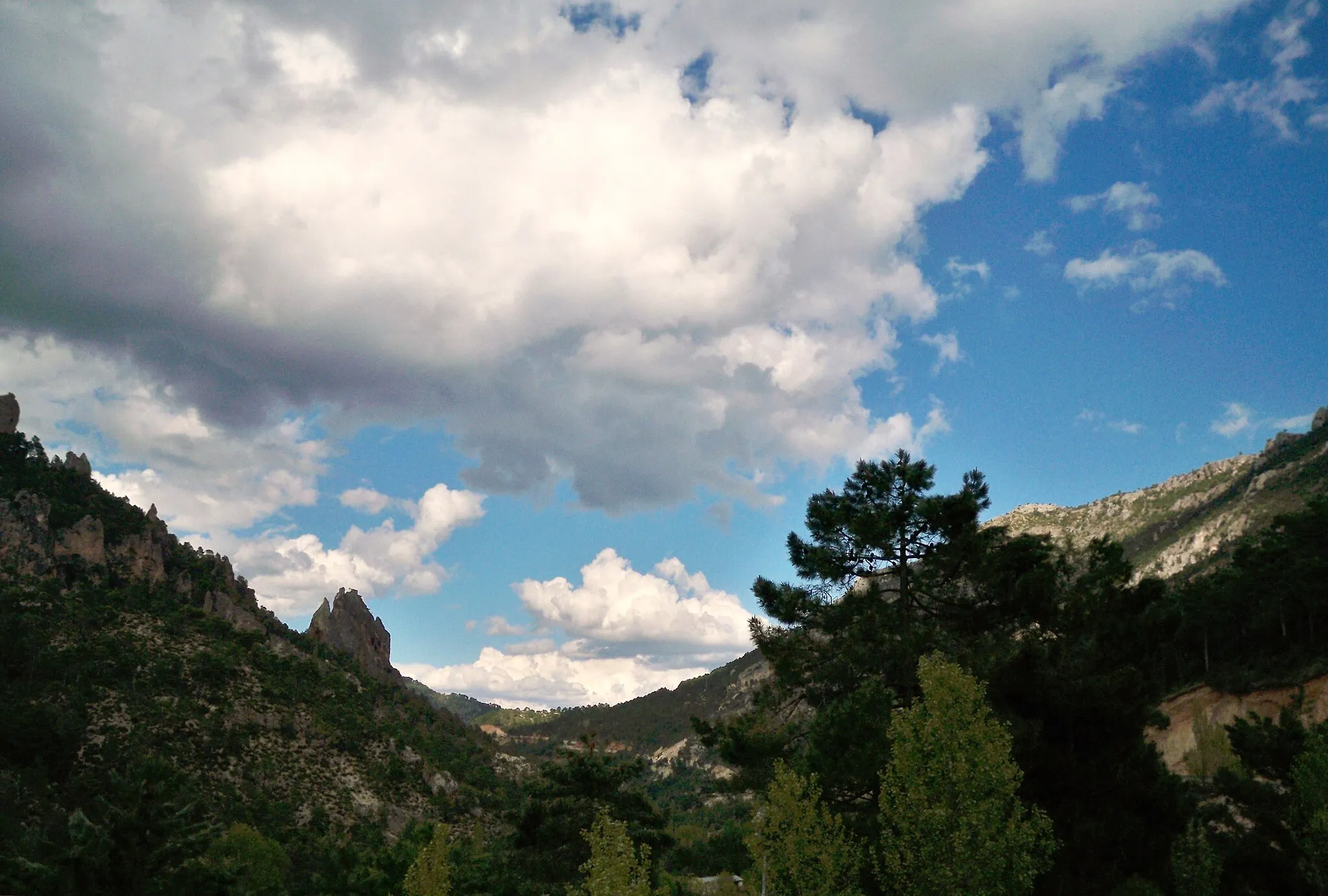 Photo showing: Vista del valle del río Mundo junto con las sierras del Segura en el municipio de Molinicos (Albacete)