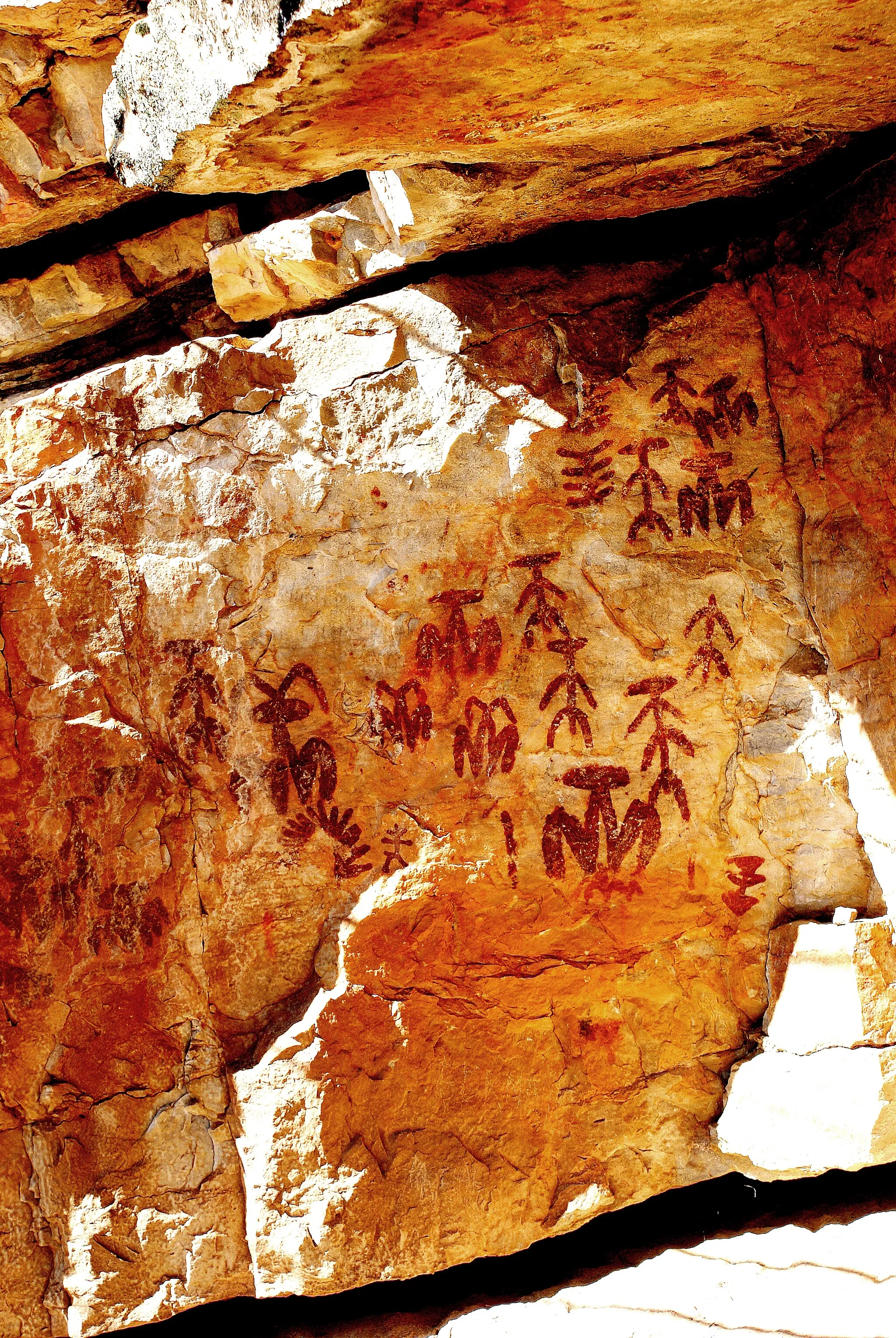 Photo showing: Pinturas rupestres, Peña Escrita, Fuencaliente, provincia de Ciudad Real, Castilla-La Mancha, España. Fechadas entre el Calcolítico (2500-1800 A.C.) y la Edad de Bronce (1800-750 A.C.)