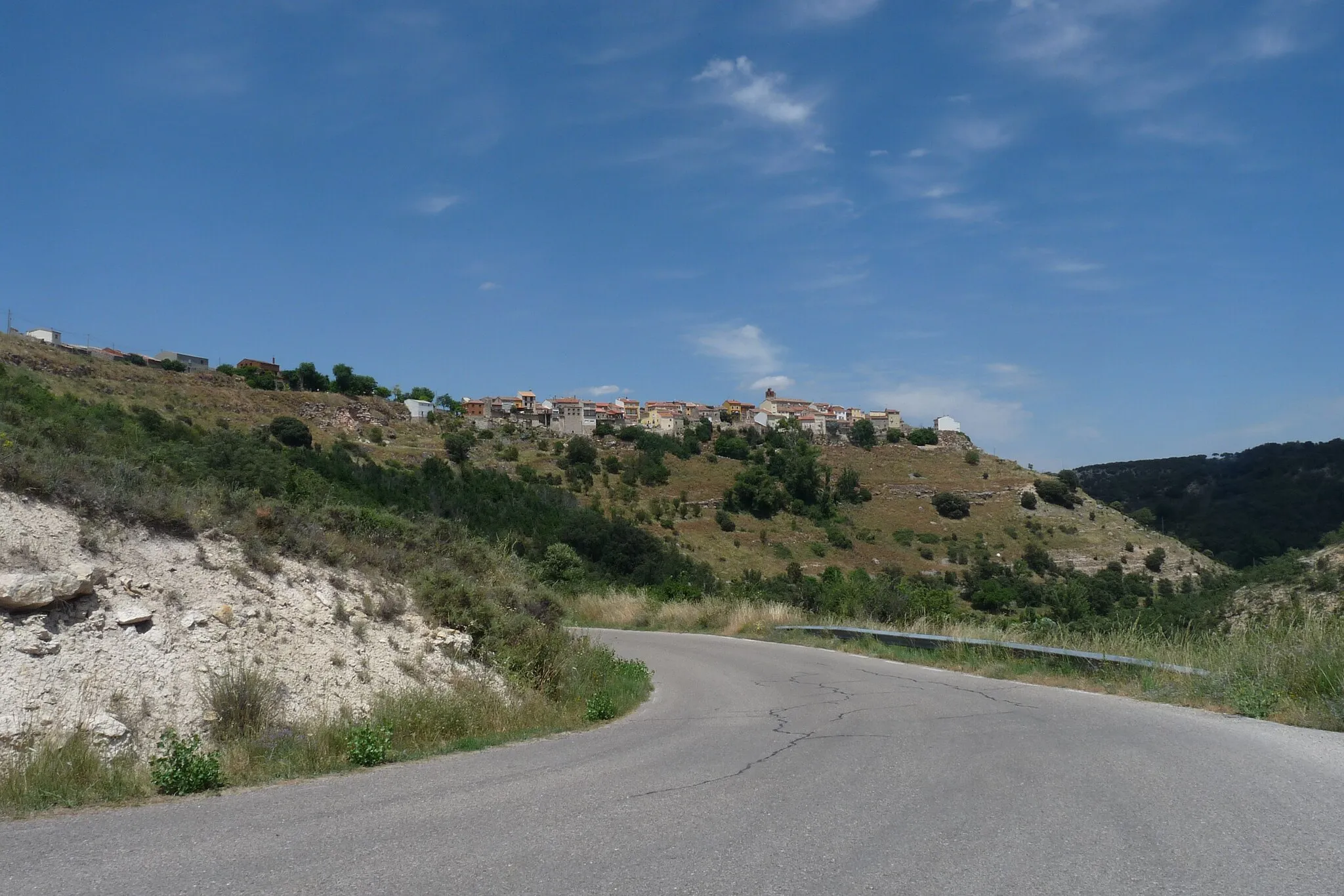 Photo showing: Carretera GU-908 y Fuentes de la Alcarria en segundo plano.