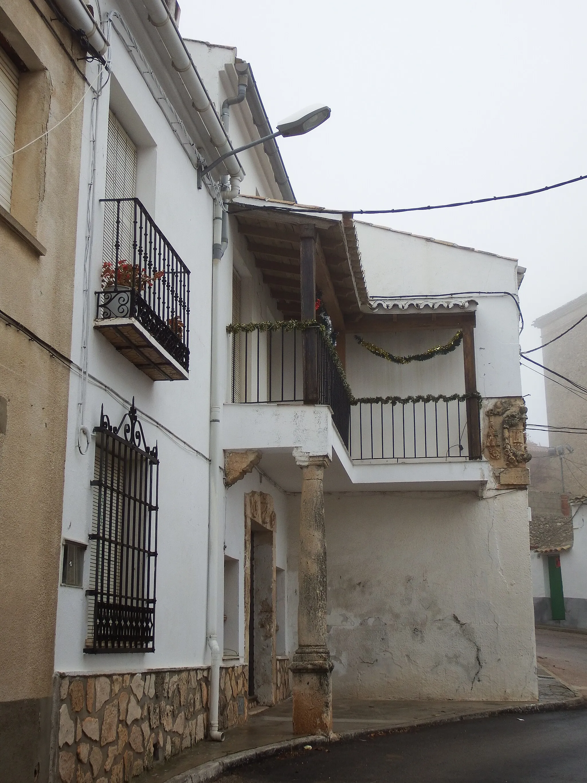 Photo showing: Casa del pueblo con escudo en la esquina