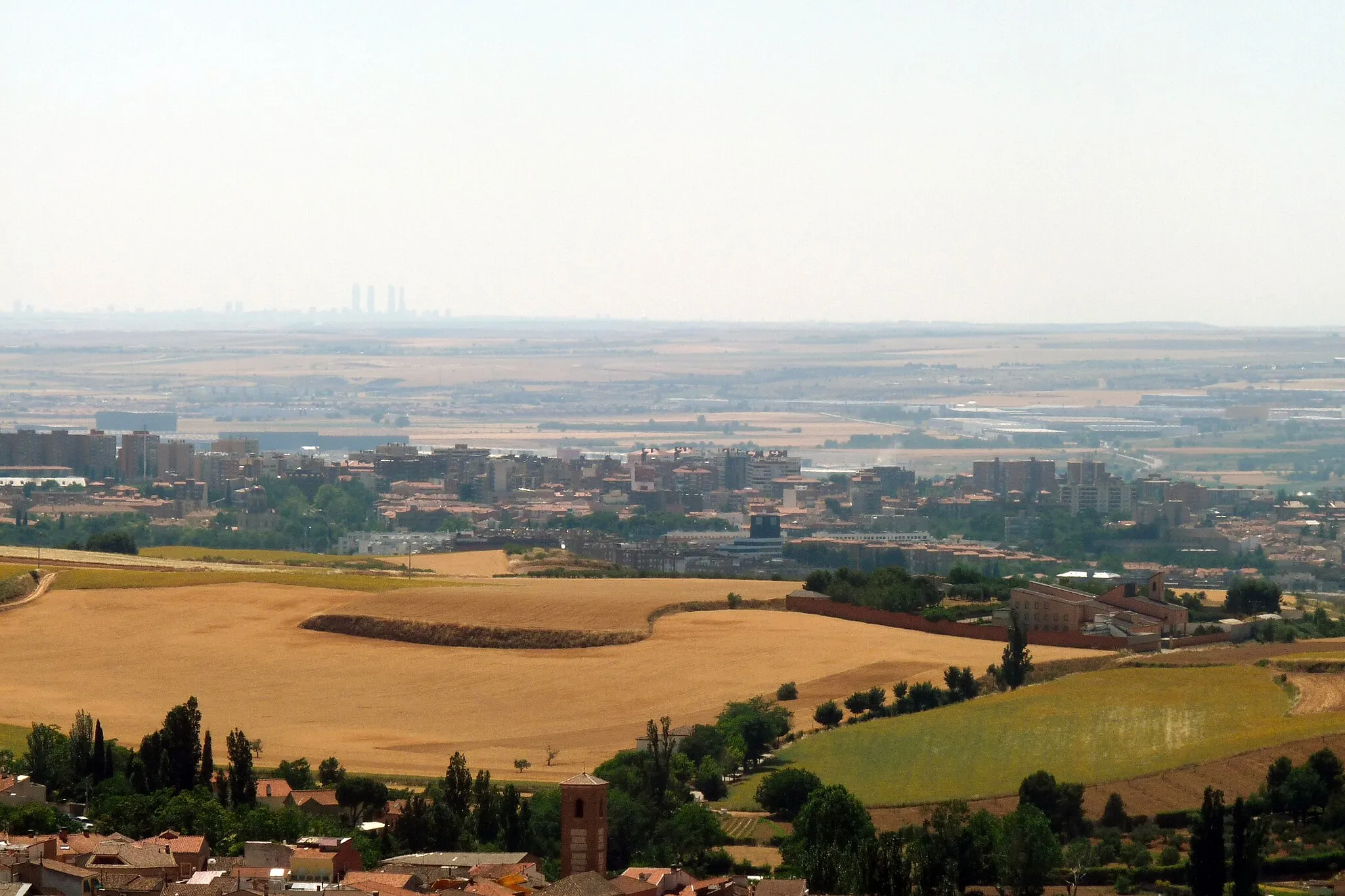 Photo showing: Vista este de Guadalajara desde la carretera GU-905.