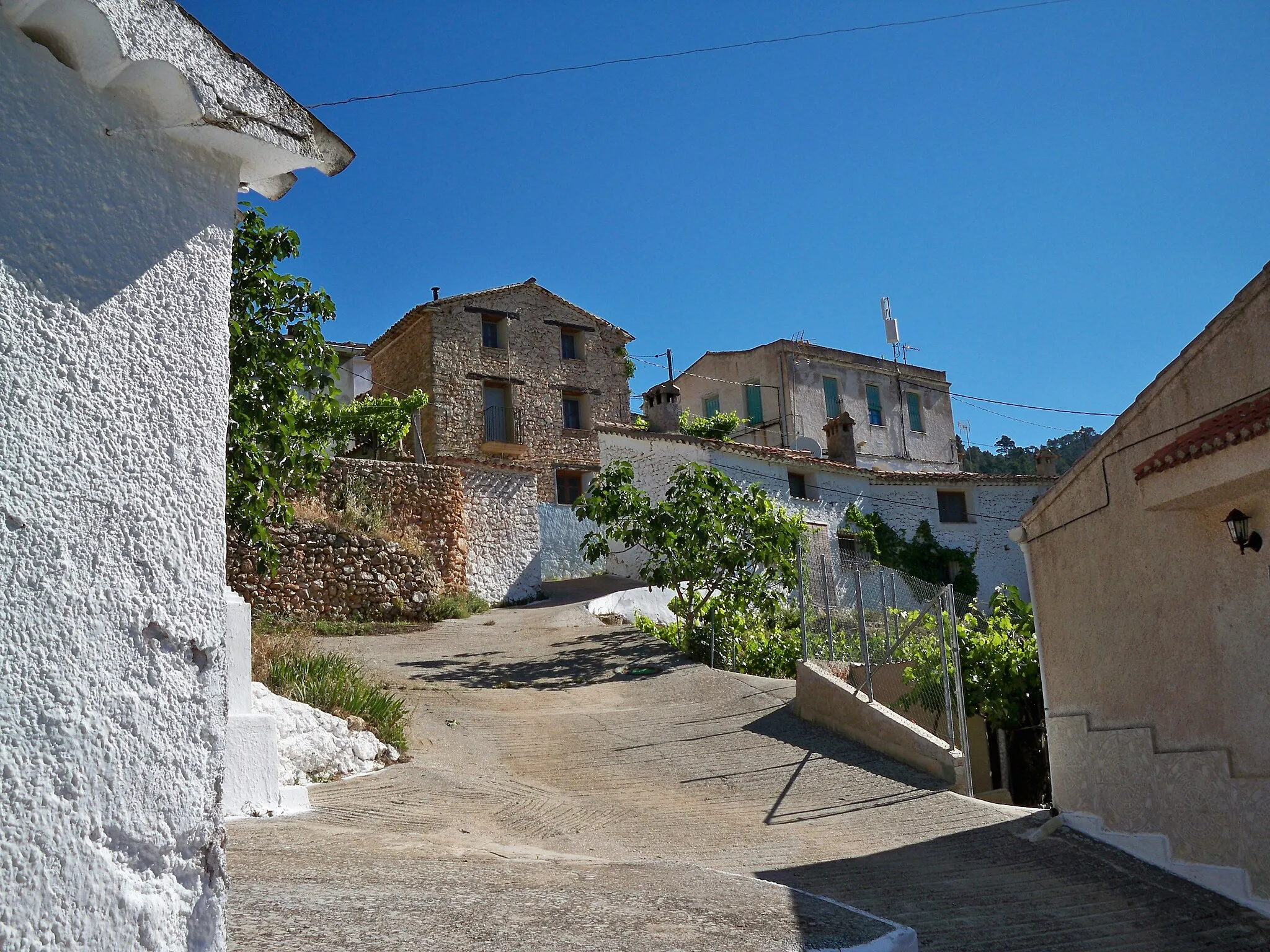 Photo showing: Calle típica de la localidad de La Alfera (Molinicos - Albacete)