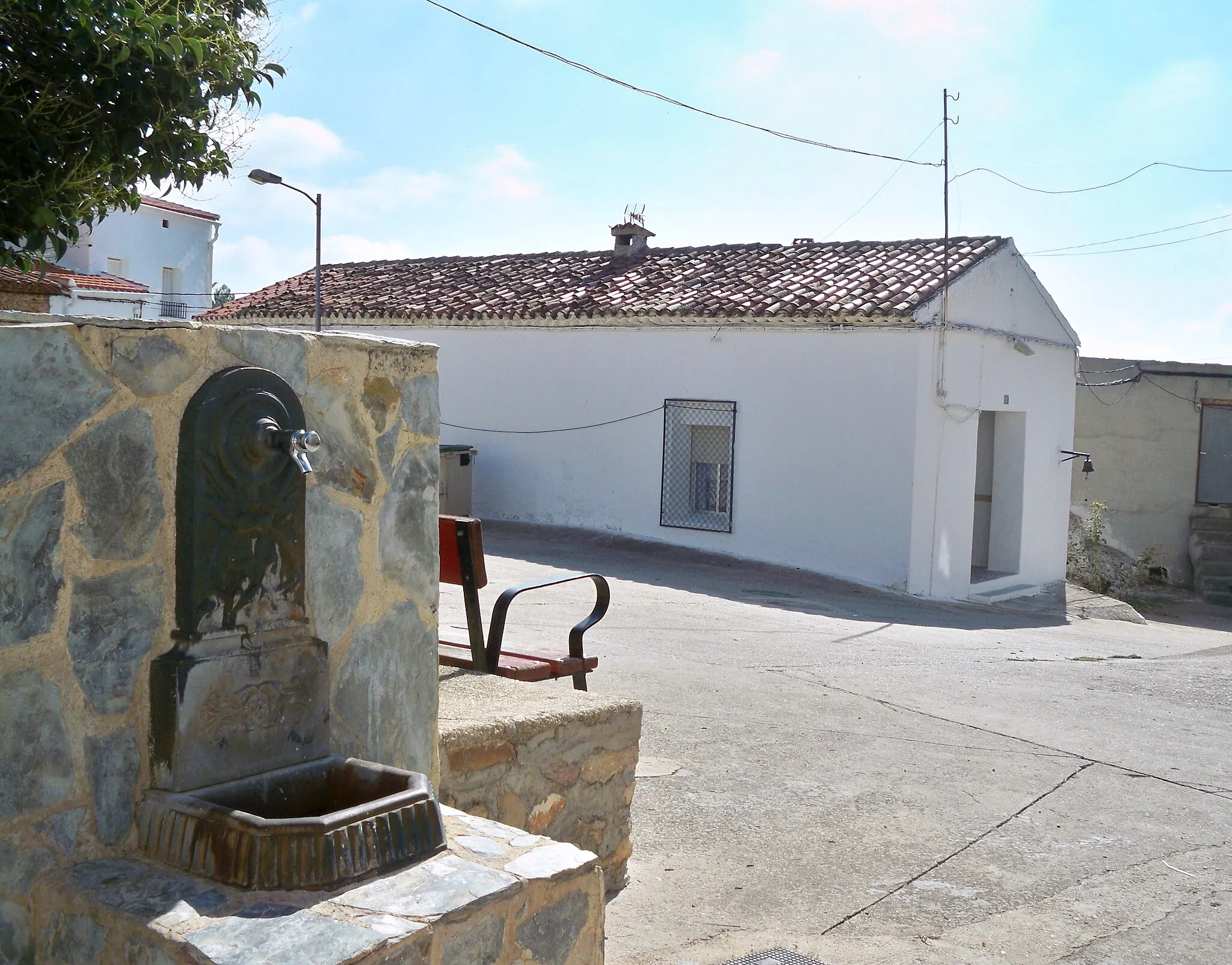 Photo showing: Vista parcial de la Plaza Mayor de Los Collados (Molinicos), junto con la Iglesia de San Isidro