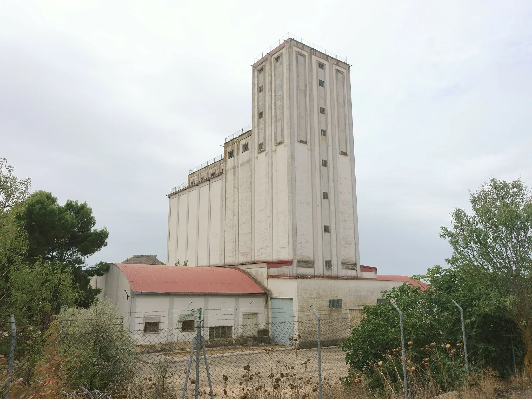 Photo showing: Silo de cereales de Villar de Chinchilla (Albacete, España).