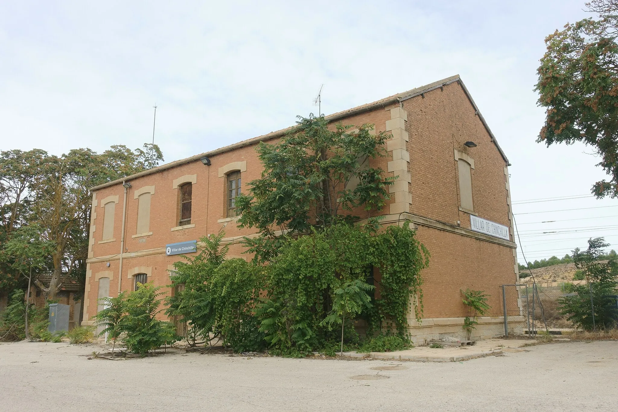 Photo showing: Antigua estación de ferrocarril de Villar de Chinchilla (Albacete, España).