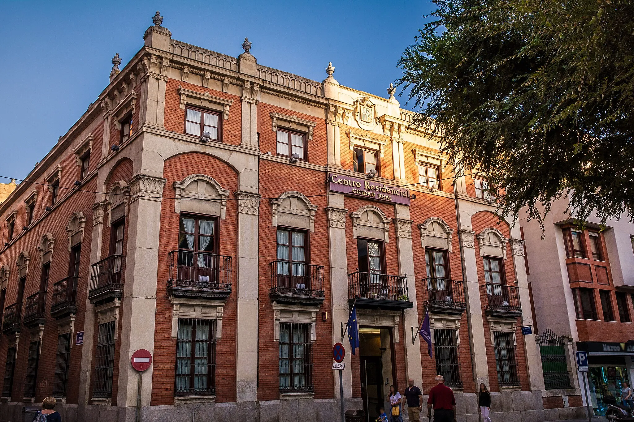 Photo showing: Situado en la Plaza del Pilar, monumento característico de dicha plaza y con mucha historia de la ciudad