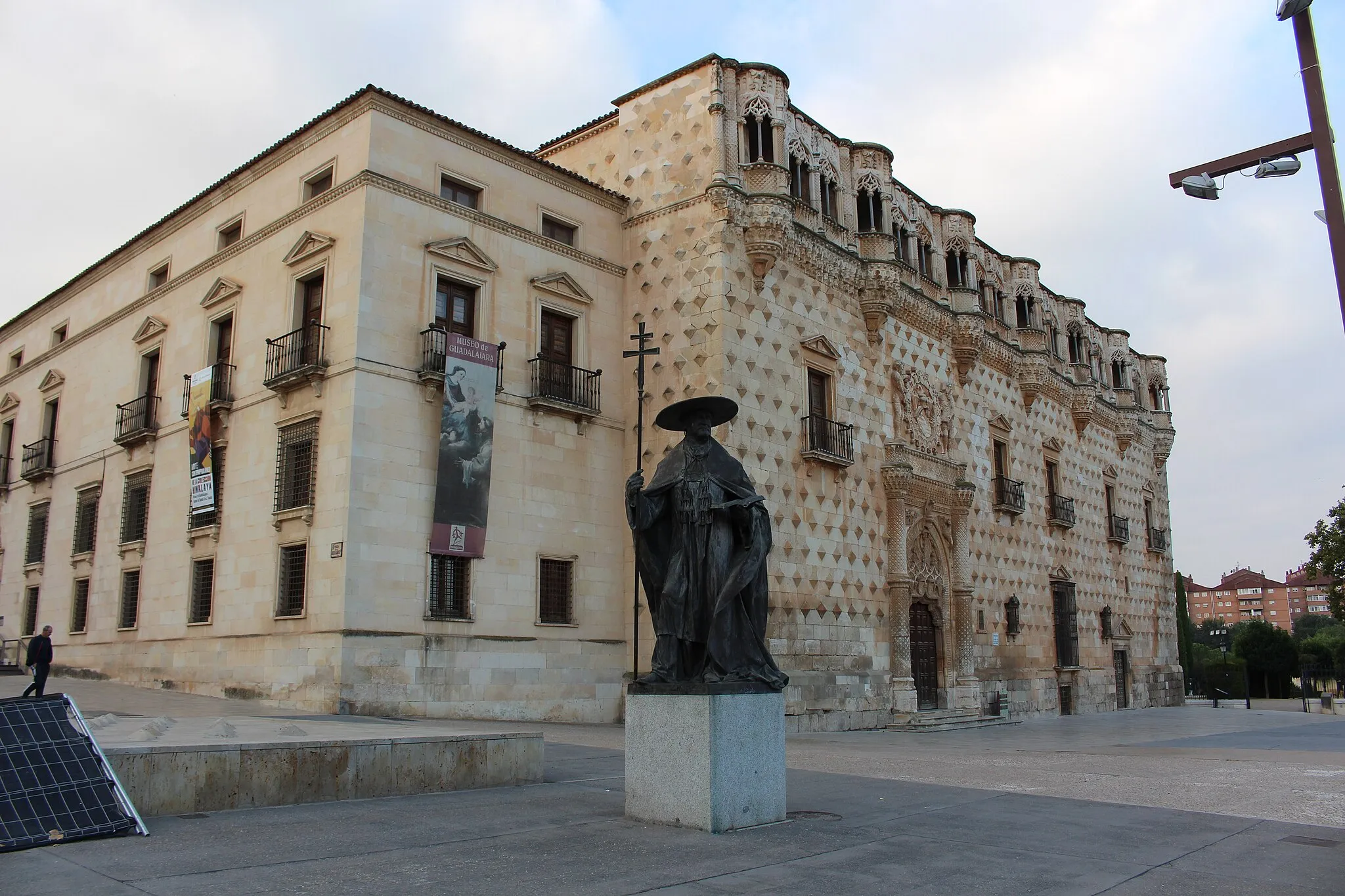 Photo showing: Гвадалахара. Памятник дону Педро Мендоса, за ним Дворец герцогов Инфантадо (Palacio de los Duques del Infantado) - теперь музей провинции Гвадалахара