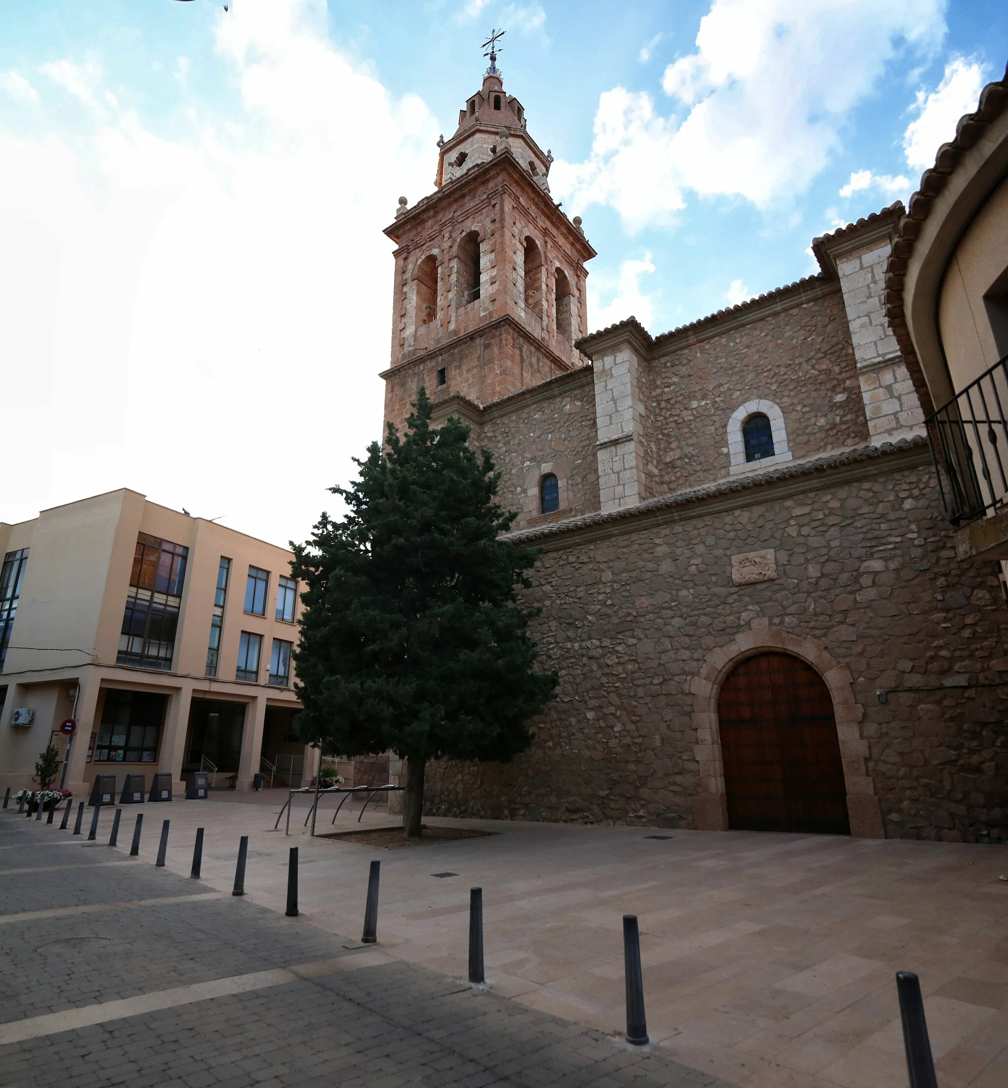 Photo showing: Publicado en Facebook el 9 de agosto de 2016:
«El otro día, el Instituto de Estudios Albacetenses me pidió unas fotografías -actuales y de época- para ilustrar los cuarteles y oficinas de las Brigadas Internacionales en Casas-Ibáñez durante la Guerra Civil. Os proporciono el enlace del mapa que han elaborado para que curioseéis y, sobre todo, aprendáis.
www.iealbacetenses.com/mapa/index.htm
En Casas-Ibáñez, se apostó la XIV Brigada, integrada por franceses en su mayoría. Infantería y ametralladoras.

A diferencia de los pueblos vecinos -en los que se abrieron uno o dos centros de operaciones-, en Casas-Ibáñez funcionaron hasta cinco cuarteles/oficinas».