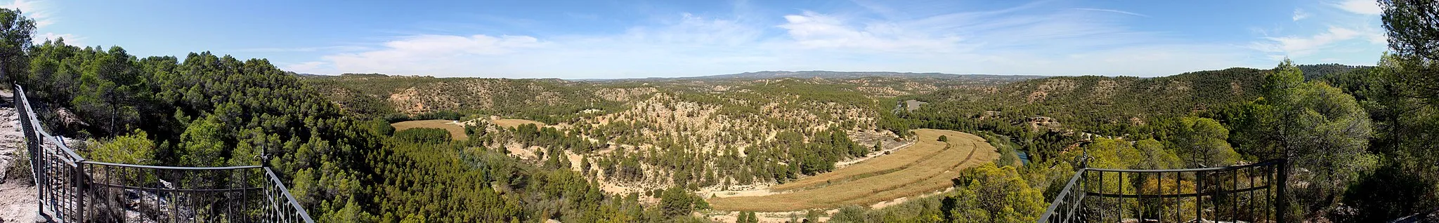 Photo showing: Valle del río Cabriel desde el Balcón del Ensueño (Casas-Ibáñez). El Balcón es uno de los miradores más panorámicos de la «Derrubiada» (nombre con el que se conoce popularmente el valle del Cabriel en la zona). Fotografía de Daniel López García (Flickr: DnTrotaMundos).