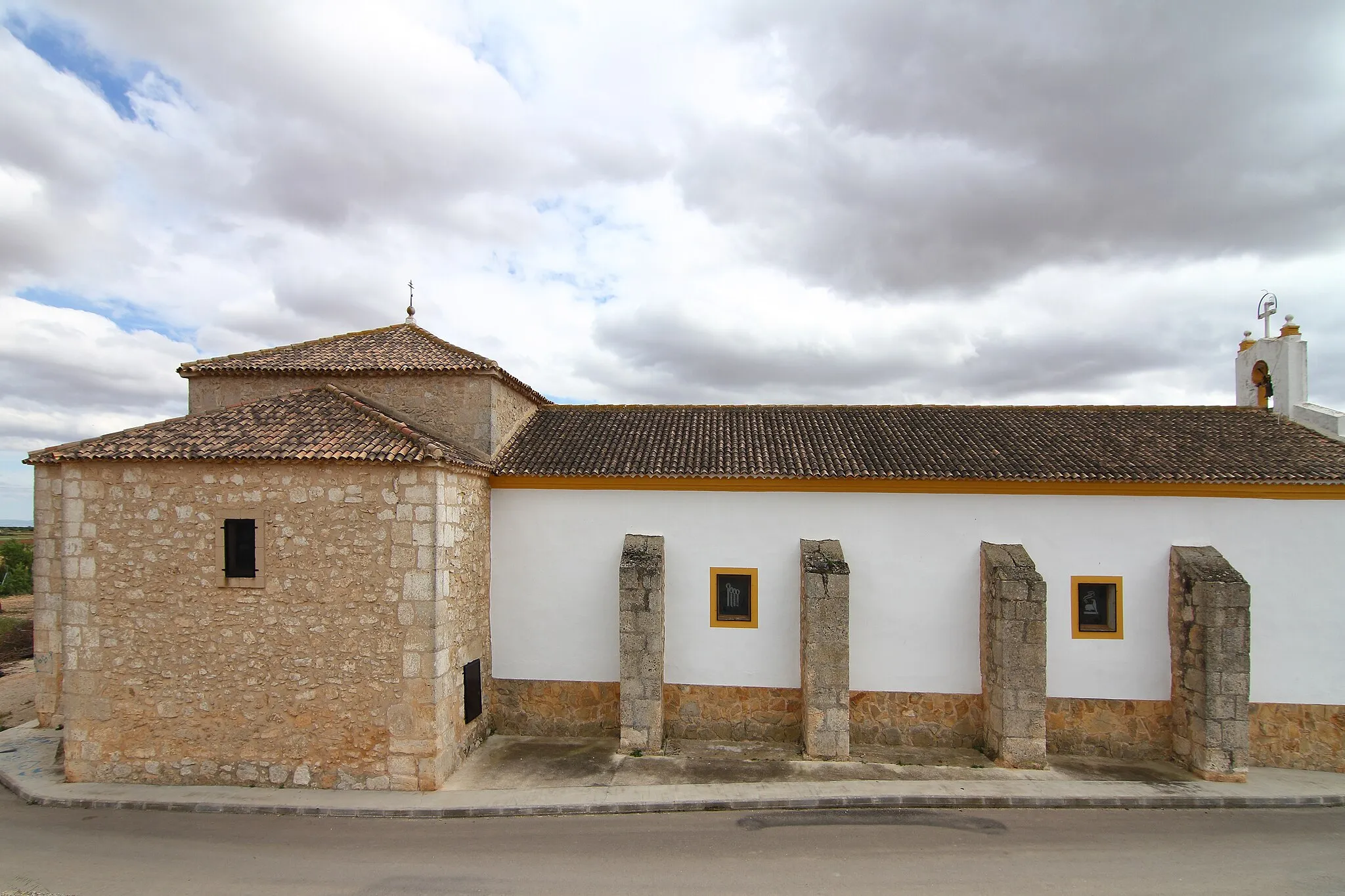 Photo showing: Ledaña, Ermita de San Roque, fachada lateral