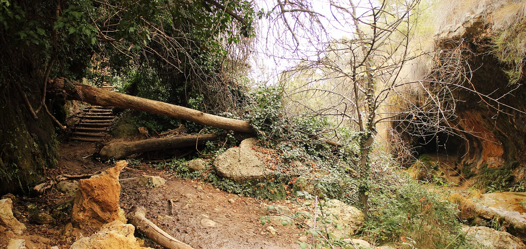 Photo showing: Escaleras y entrada a la Cueva de los Ángeles