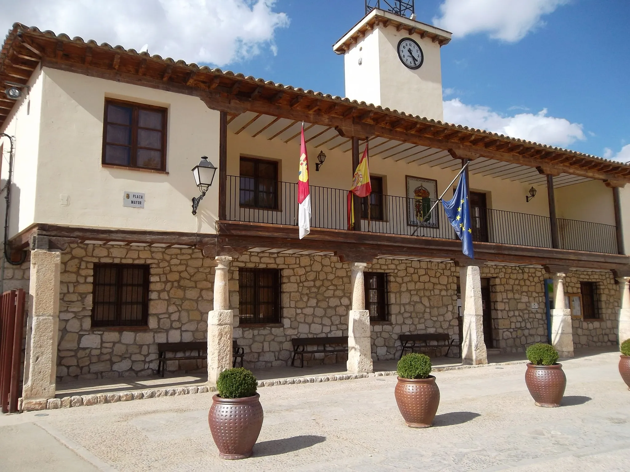 Photo showing: Lupiana-La casa consistorial del Ayuntamiento en la Plaza Mayor.