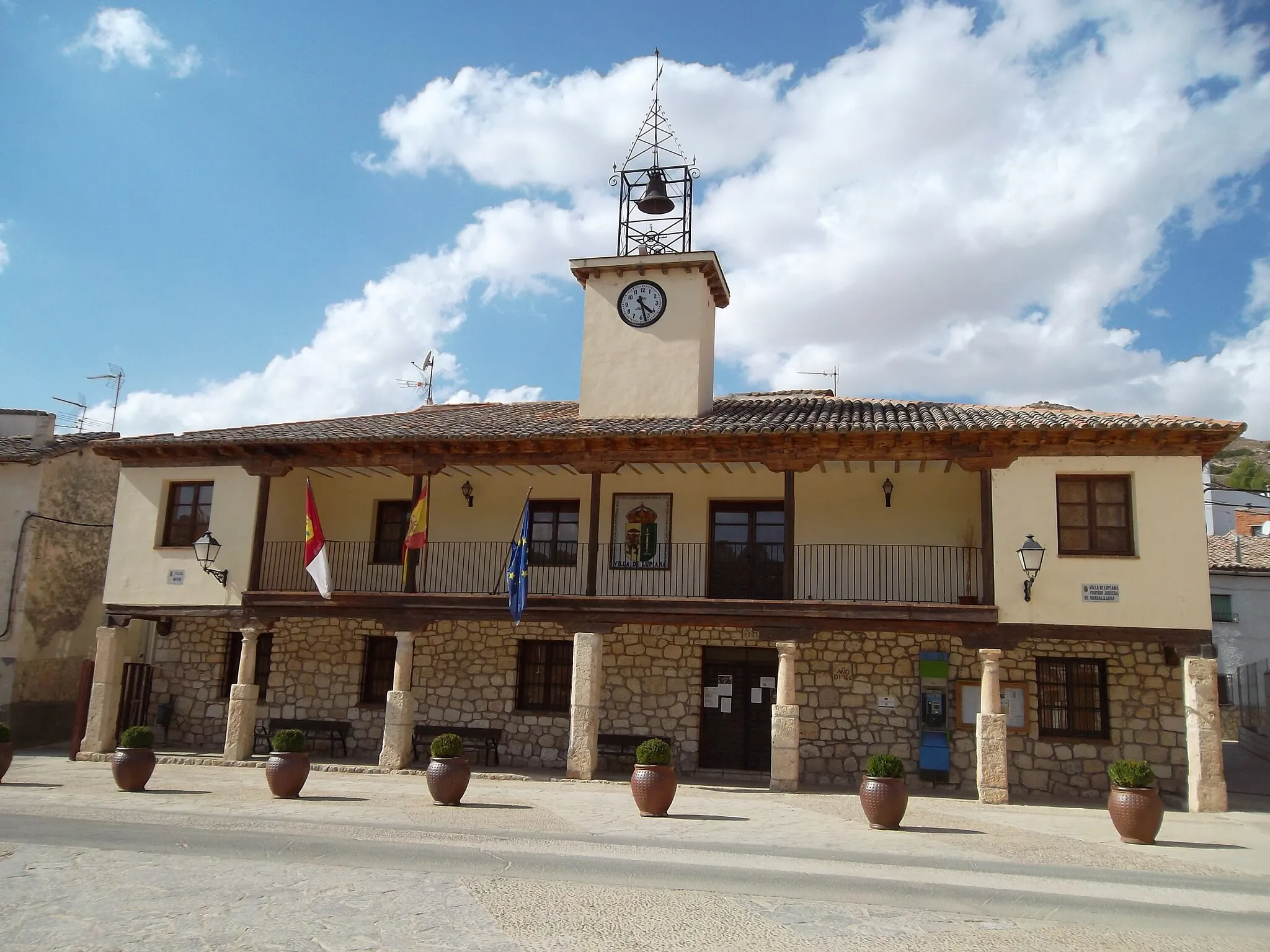 Photo showing: Lupiana-La casa consistorial del Ayuntamiento, en la Plaza Mayor.