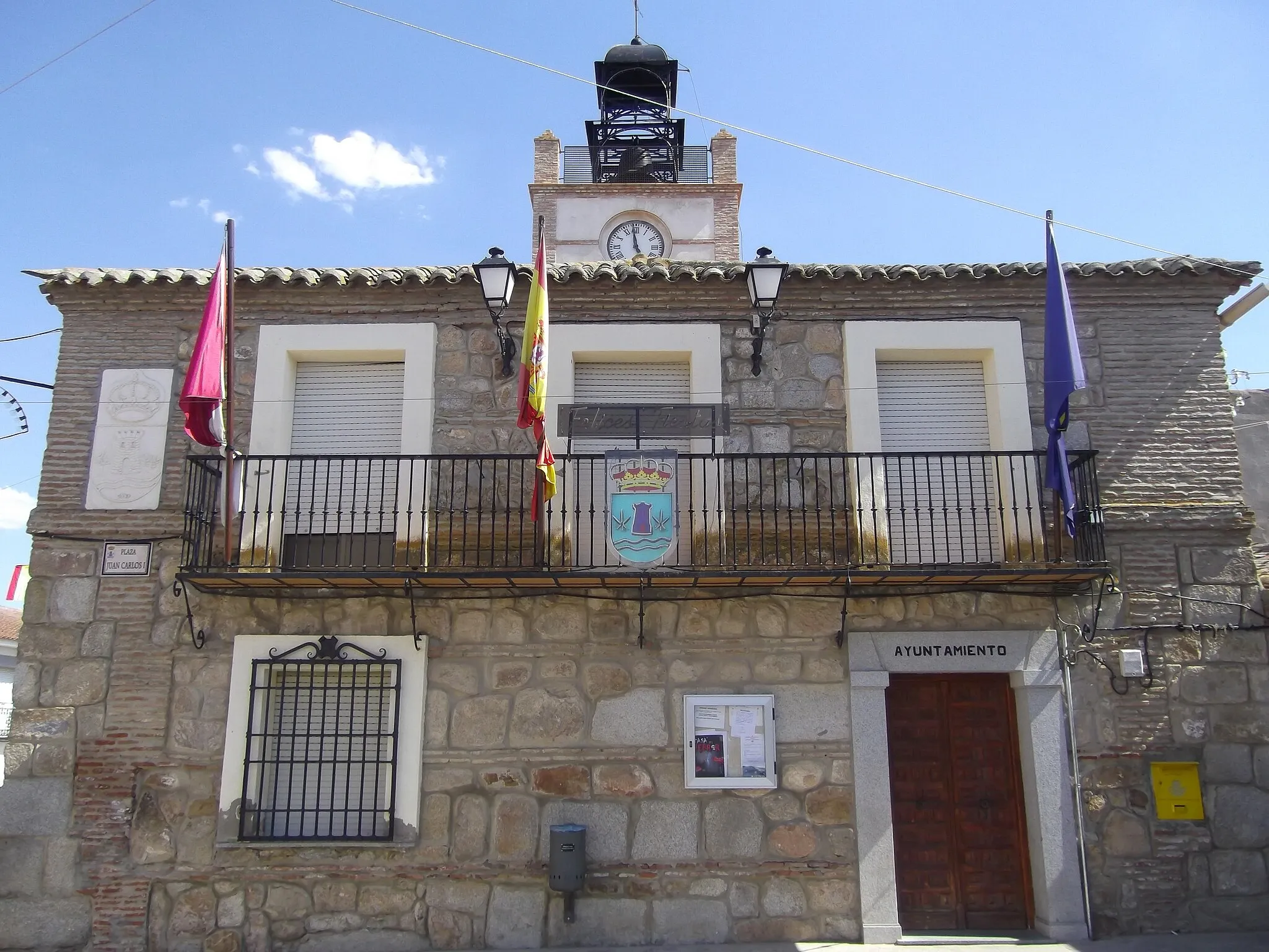 Photo showing: Fachada del Consistorio - Ayuntamiento de Mazarambroz (Toledo)