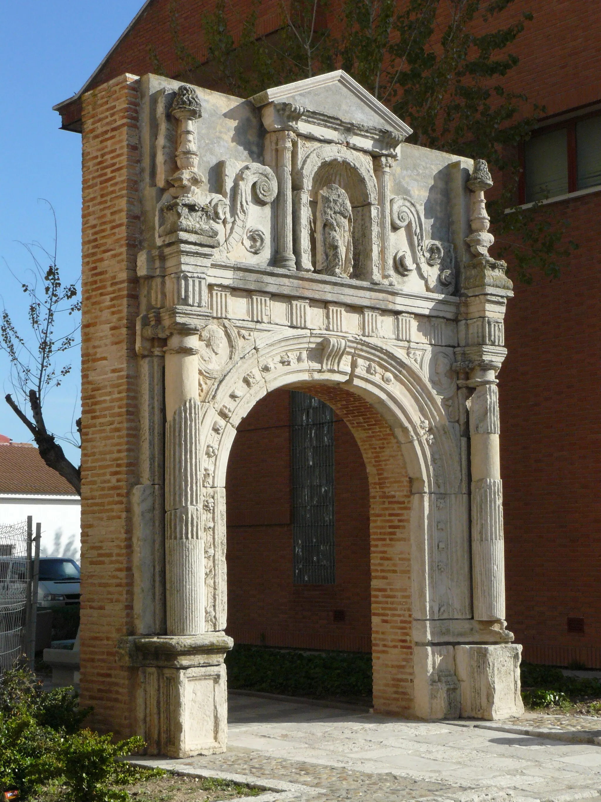 Photo showing: Puerta de la iglesia de San Martín, Ocaña.