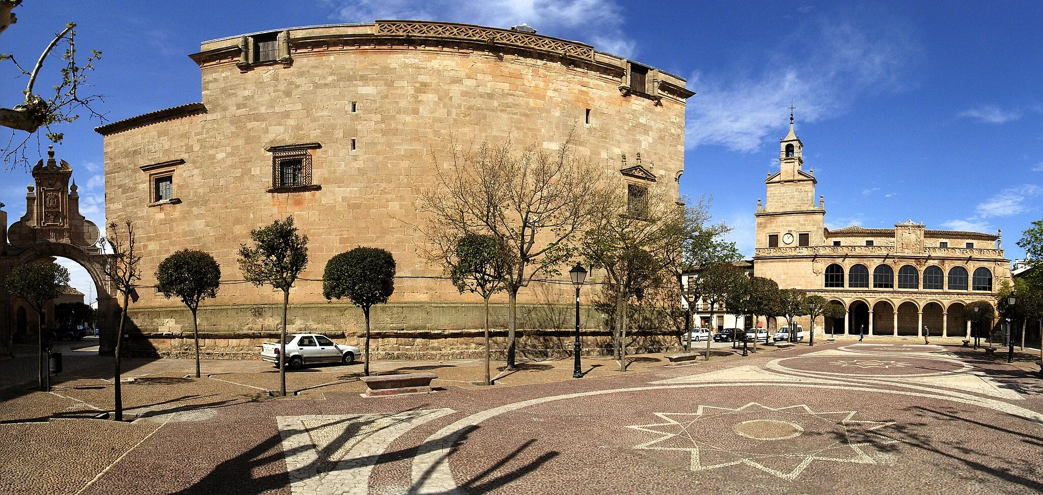 Photo showing: Arco Romano, Iglesia de Santiago Apóstol y Casa Consistorial rodeando la Plaza Mayor de San Clemente.