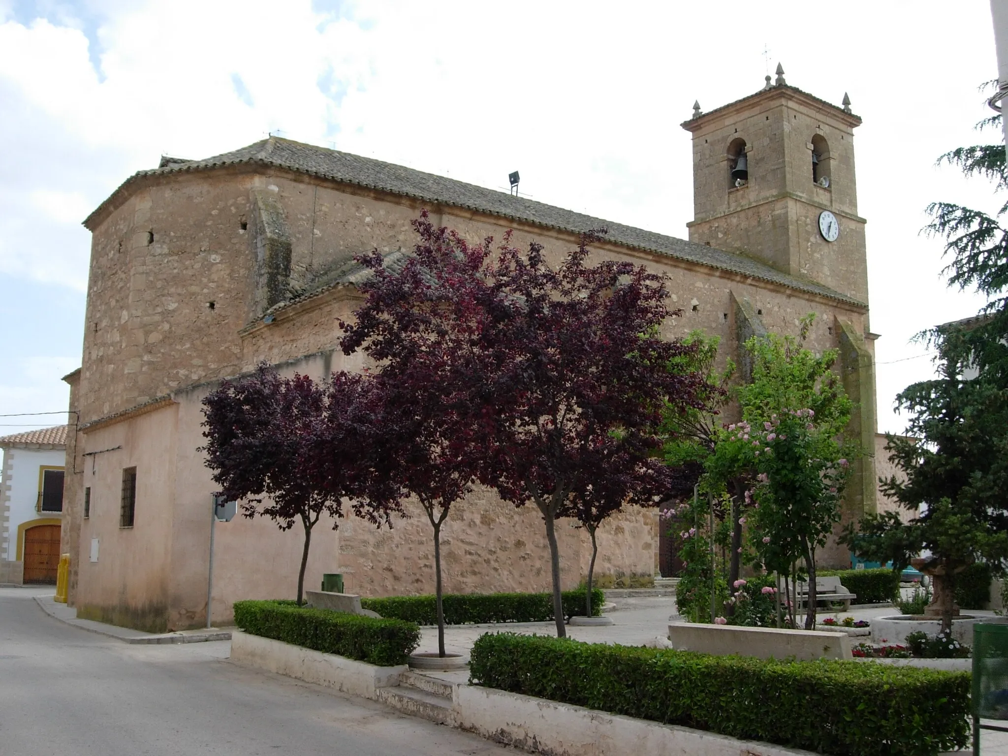 Photo showing: Vista de la iglesia de El Picazo (Cuenca, España) en la plaza del Ayuntamiento.