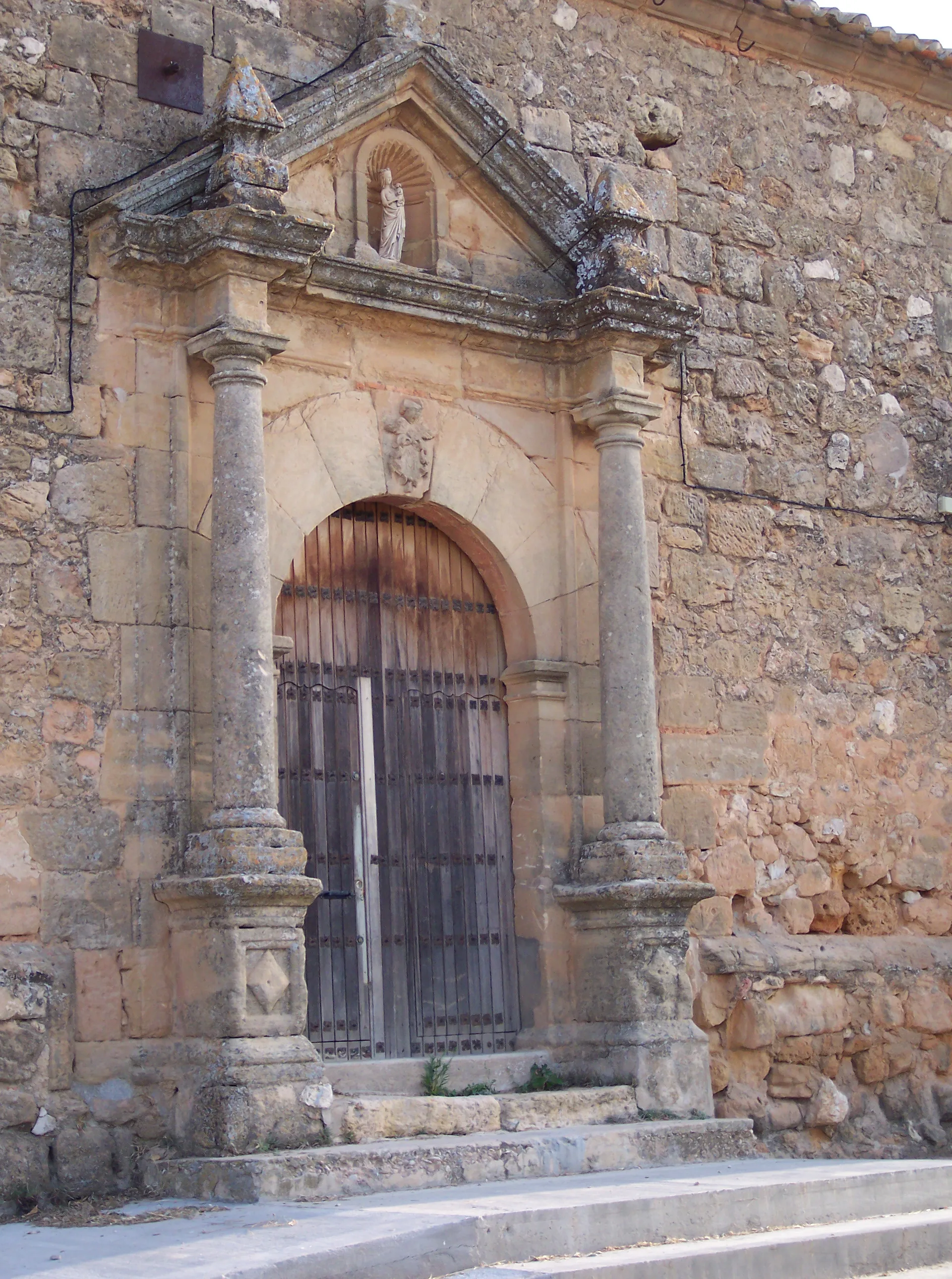Photo showing: Puerta de la iglesia, Olivares de Júcar, Cuenca, España