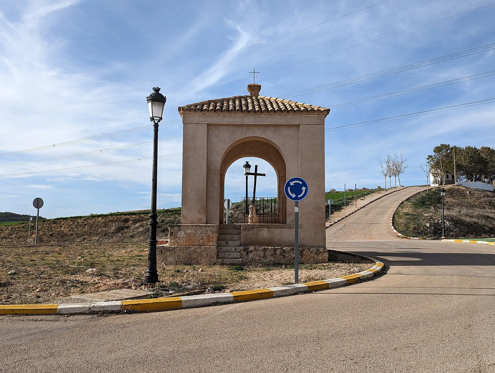Photo showing: Humilladero de la Cruz Cerrada, en San Lorenzo de la Parrilla (Cuenca, España).