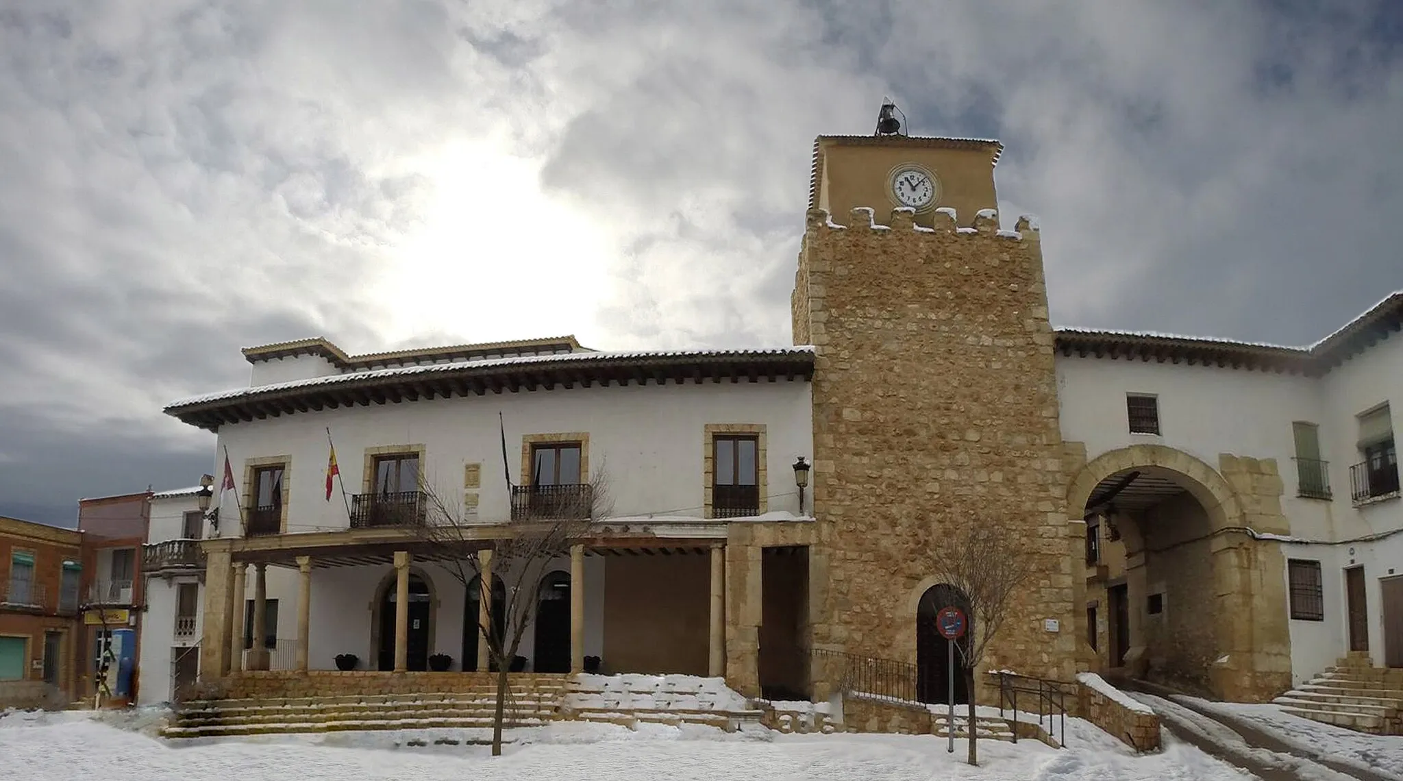 Photo showing: Fachada principal del Ayuntamiento de Iniesta en Invierno