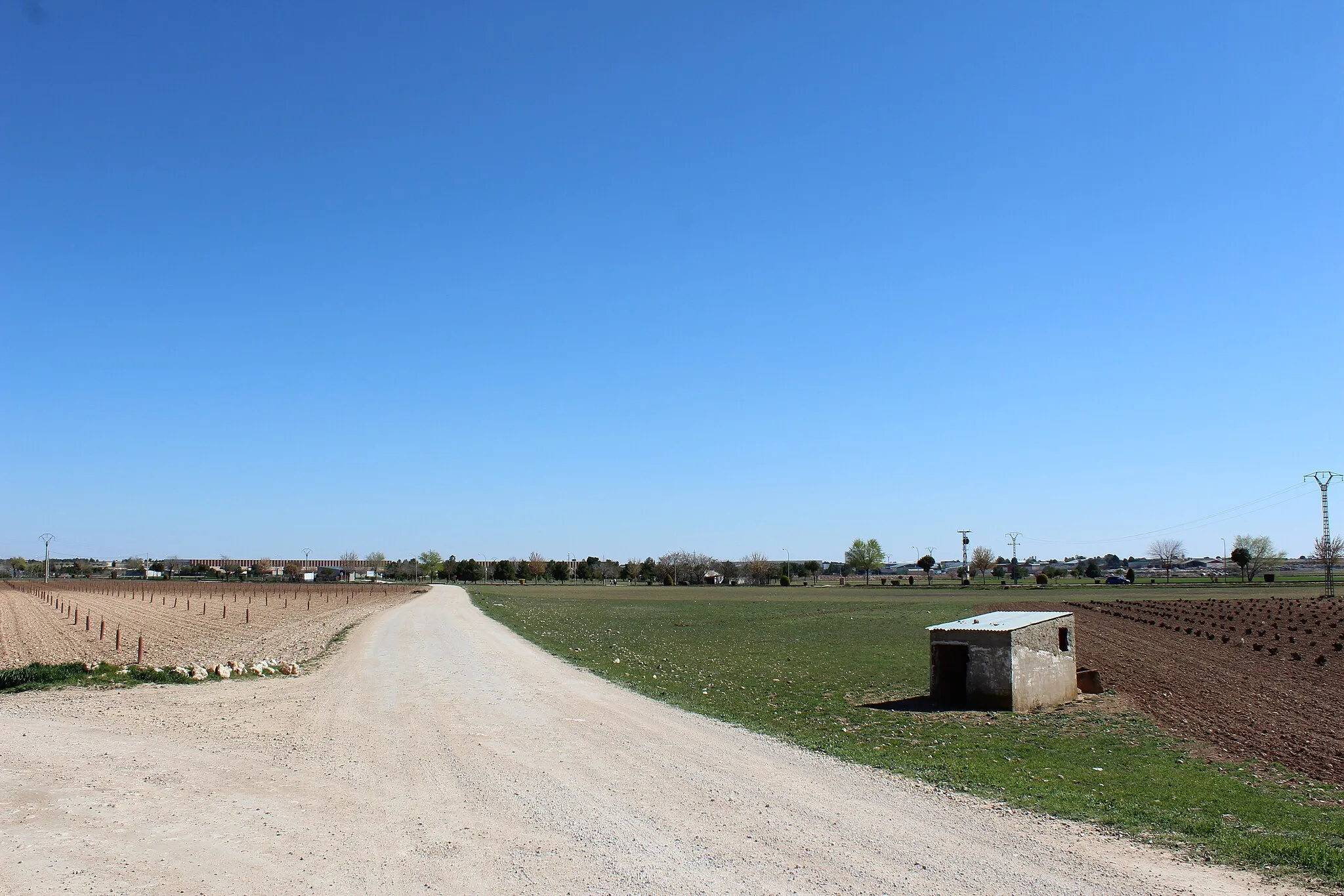 Photo showing: Caminho de areia que finda na direcção da câmara na estrada que leva ao centro desportivo da vila espanhola de Quintanar de la Orden.