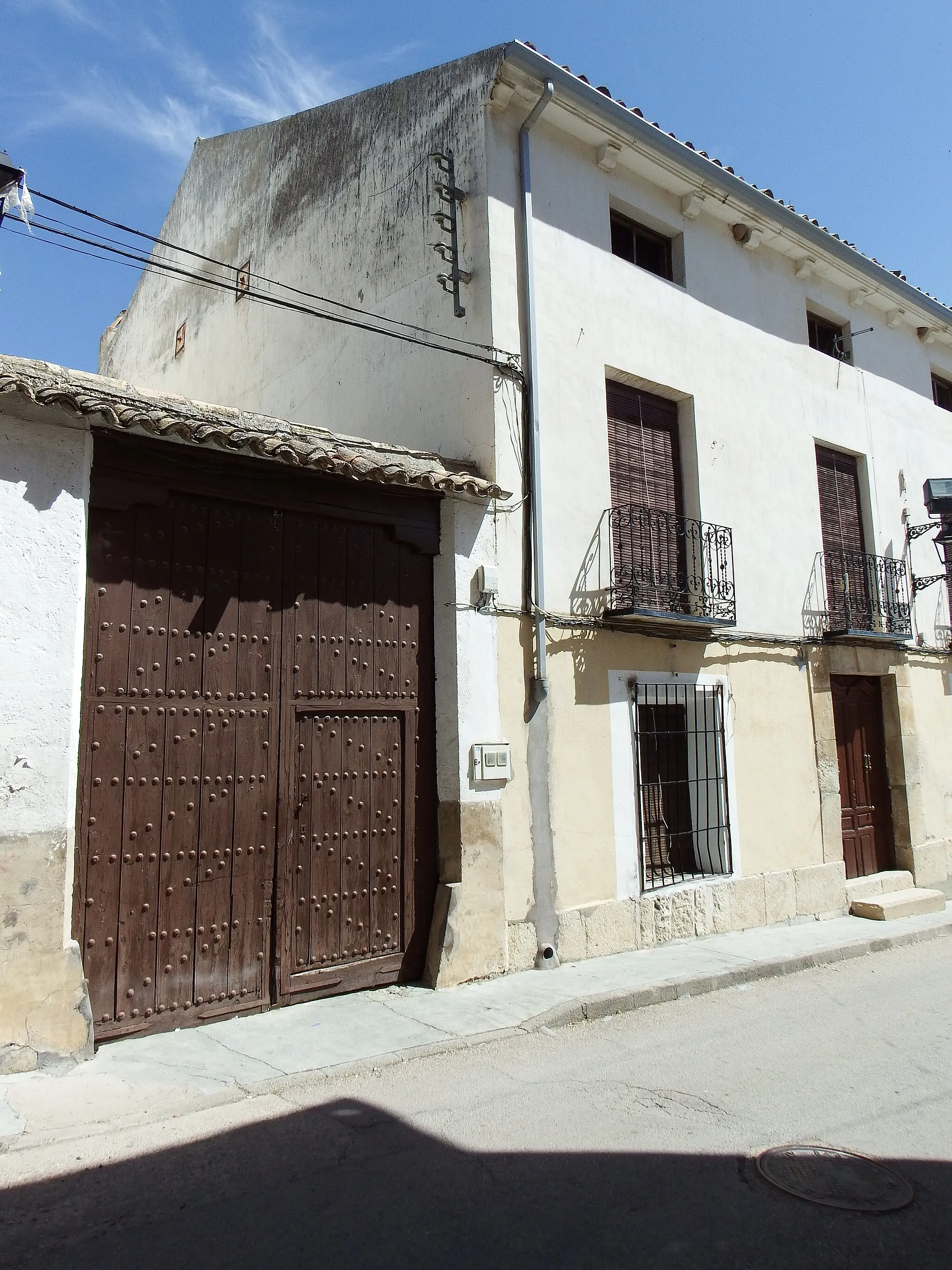 Photo showing: Barajas de Melo. Puertas de una casa del pueblo.