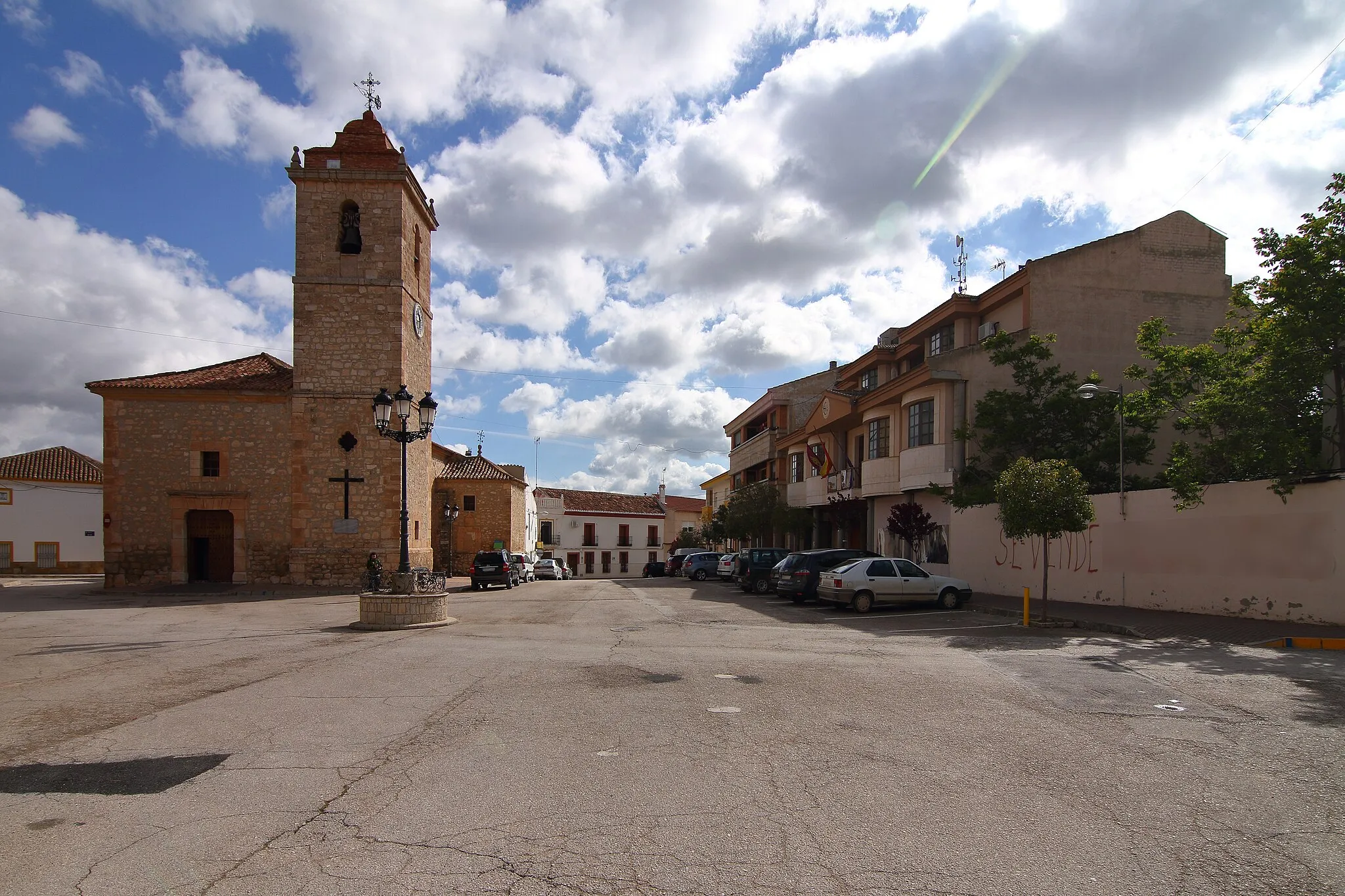 Photo showing: Casas de Juan Nuñez, Plaza de Castilla la Mancha, Iglesia y Ayuntamiento