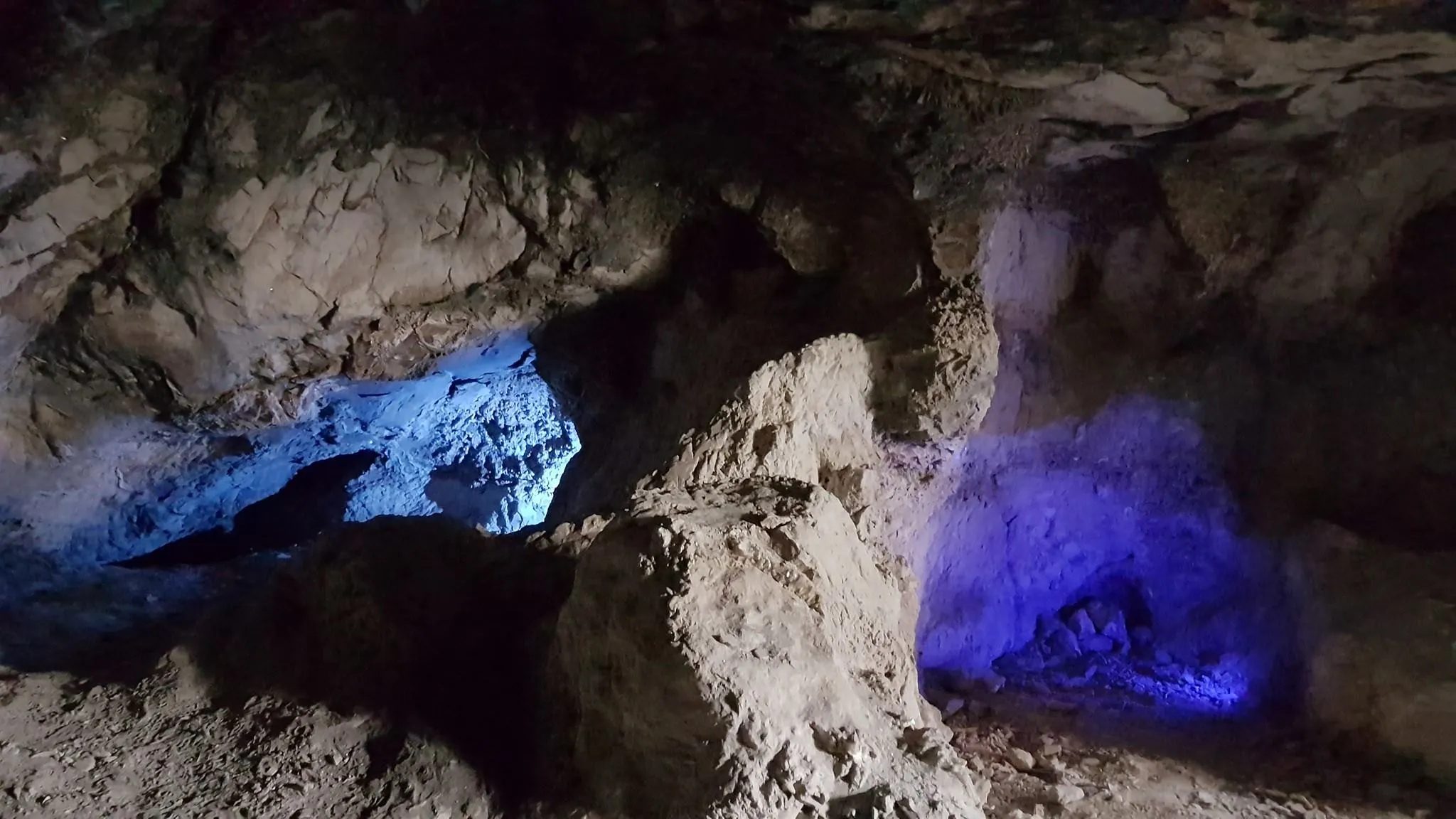 Photo showing: Fotografía de la mina de Los Cuchillos iluminada, en el complejo de Cuevas del Sabrio, Caracena, Huete
