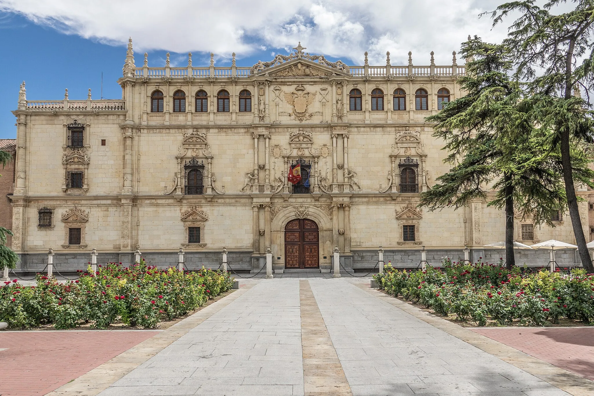 Photo showing: The plateresque facade (R. Gil de Hontañón, 1543) is the most recognized building of the University of Alcalá.
