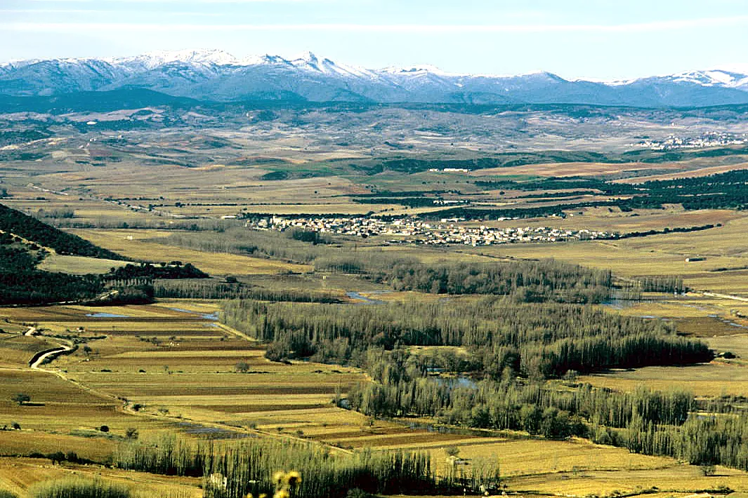 Photo showing: Henares Valley with Carrascosa; in the background, Ayllón Range. Espinosa de Henares, Guadalajara, Castile-La Mancha, Spain