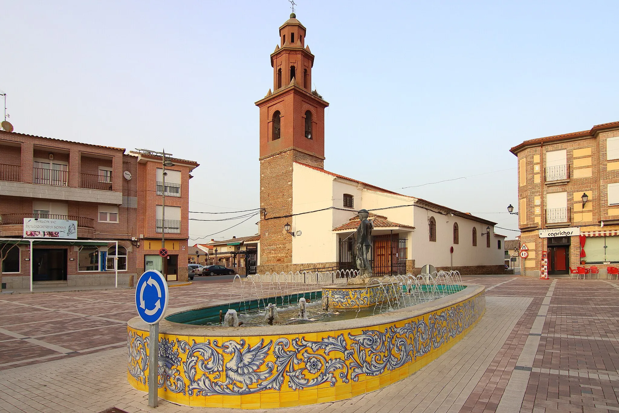 Photo showing: Cazalegas, abrevadero con cerámica de Talavera e fachada oeste de iglesia