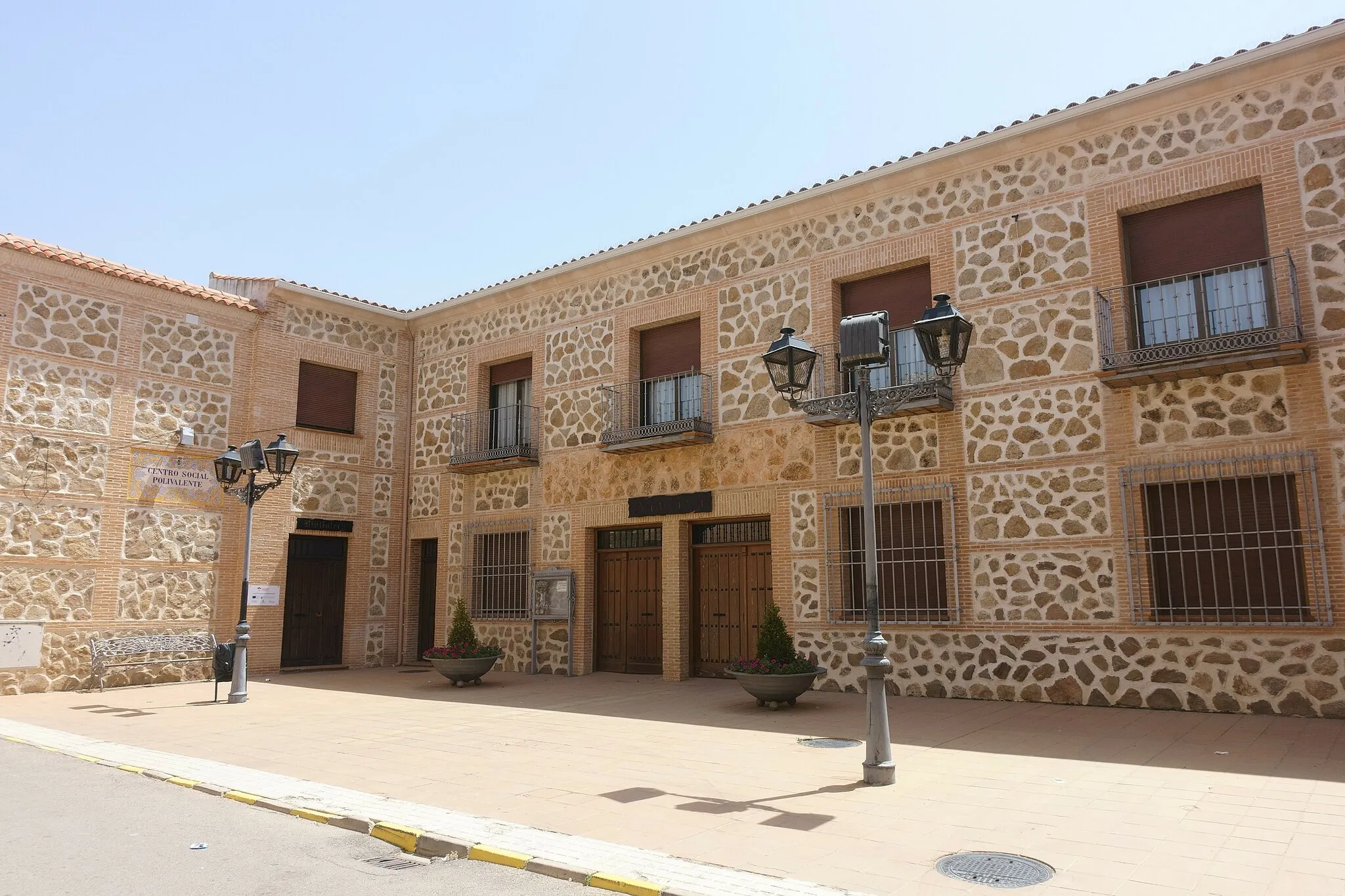 Photo showing: Centro social polivalente donde se encuentran la biblioteca y el auditorio municipal de Lillo (Toledo, España).