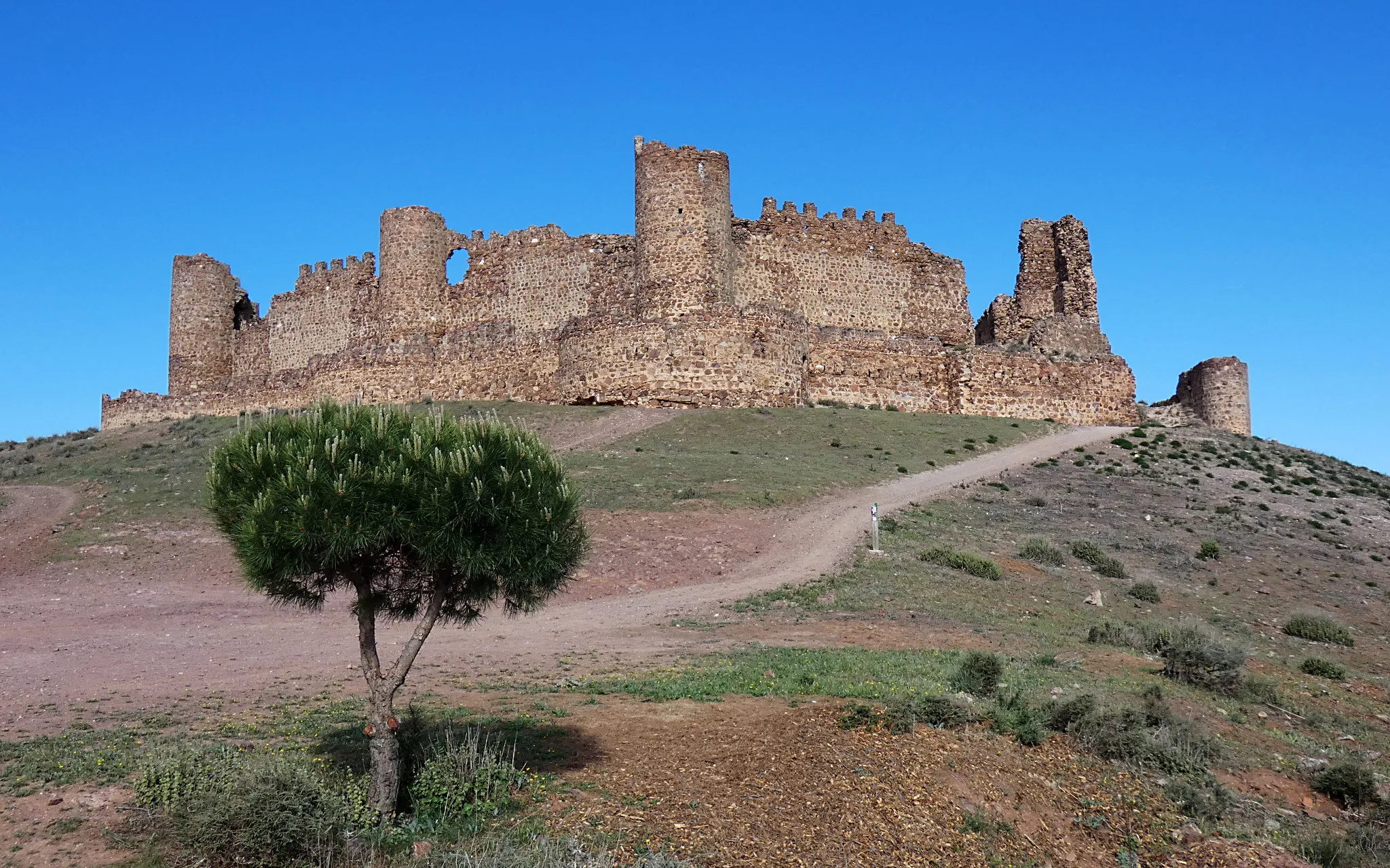 Photo showing: Castillo de Almonacid de Toledo. Origen árabe, siglo IX o antes.