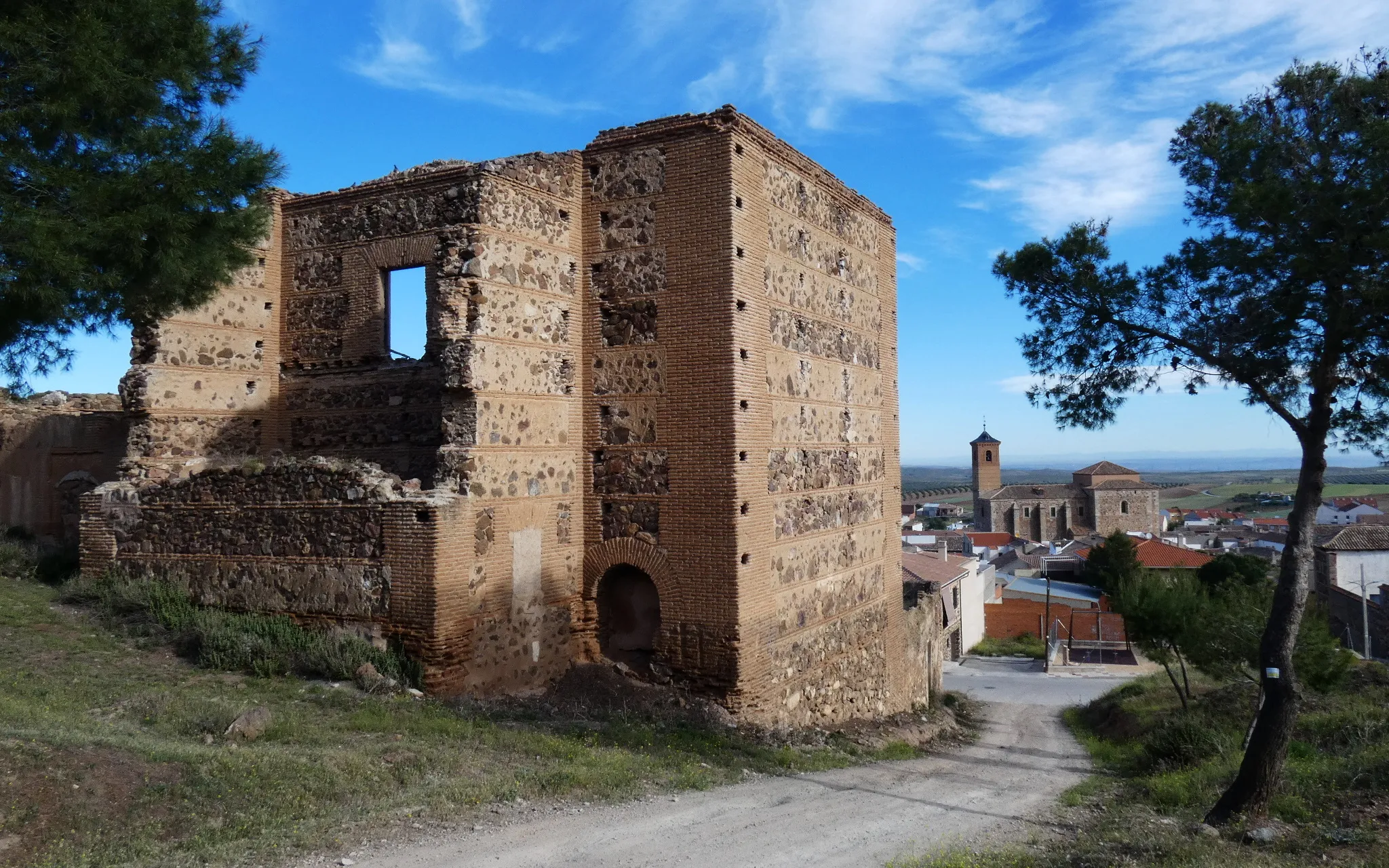 Photo showing: En primer plano la iglesia mudéjar del antiguo cementerio. Al fondo la actual iglesia parroquial (San Antonio Abad, S. XVI).