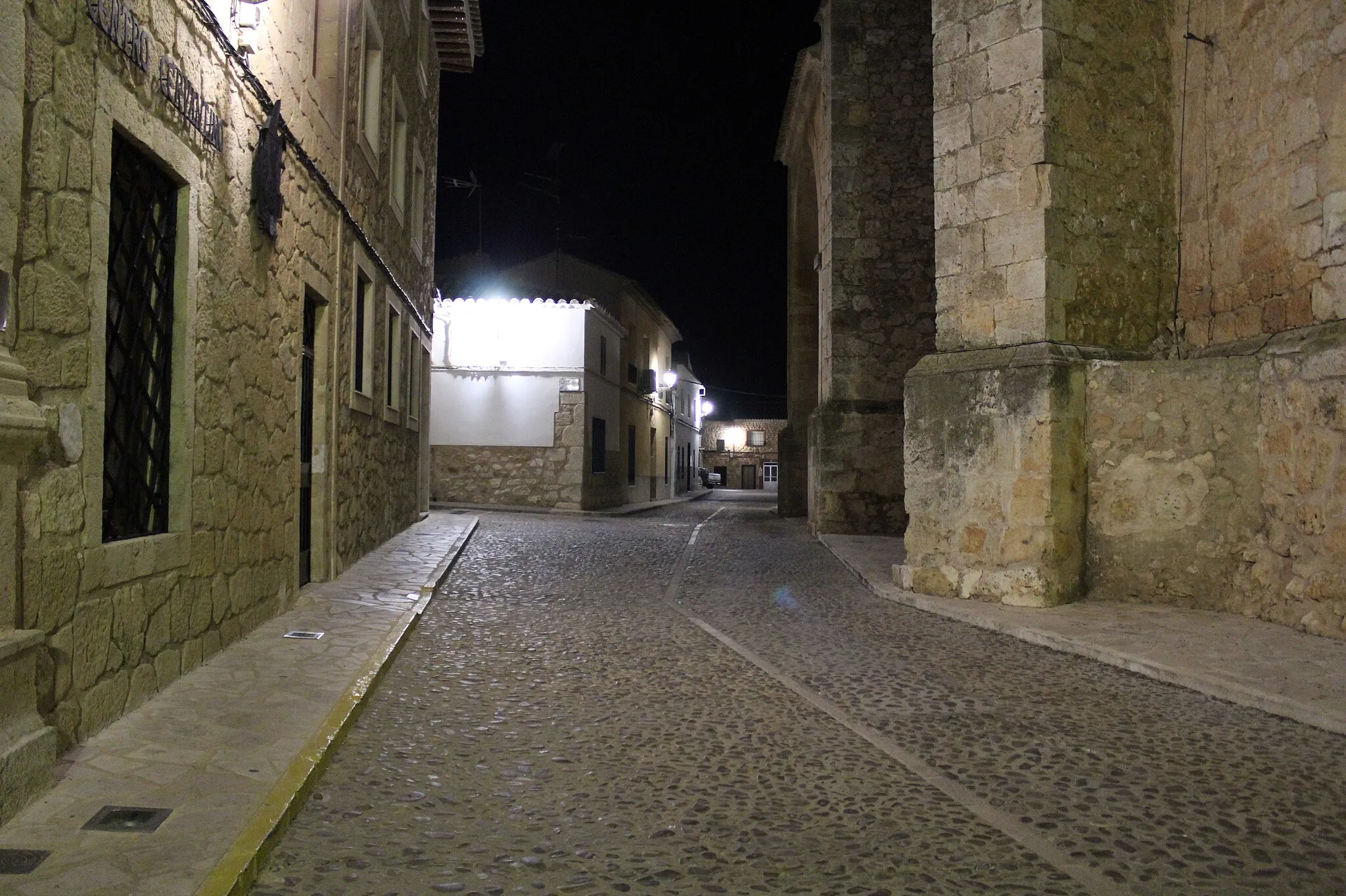 Photo showing: Rua típica manchega de El Toboso (Toledo) que vai por trás da Igreja Matriz da localidade. Podemos apreciar que a rua em vez de pavimento está feita pedra, rua bastante estreita.