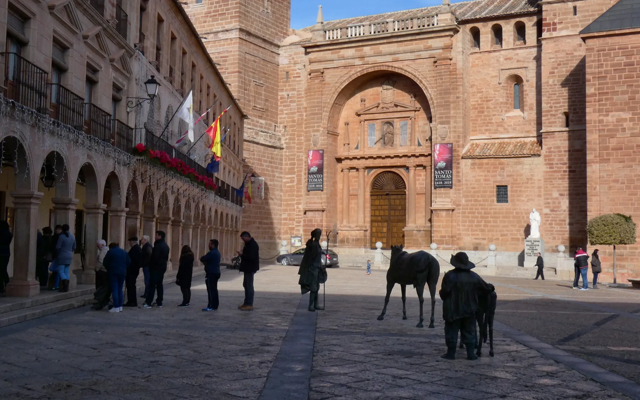 Photo showing: Esculturas de Don Quijote y Sancho en la Plaza mayor de Villanueva de los Infantes