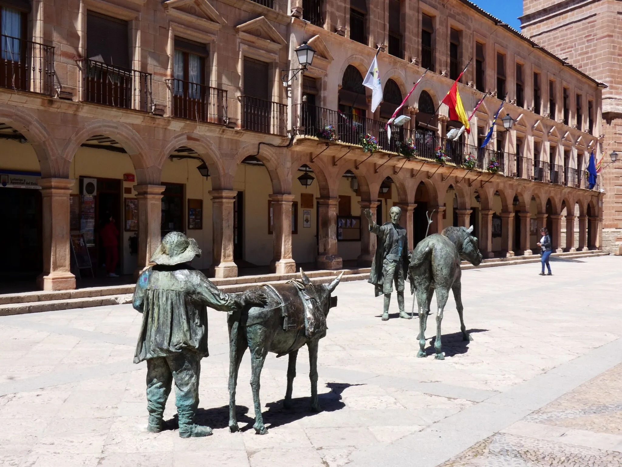 Photo showing: Plaza mayor. Villanueva de los Infantes, Ciudad Real. Monumento a Don Quijote y Sancho Panza.