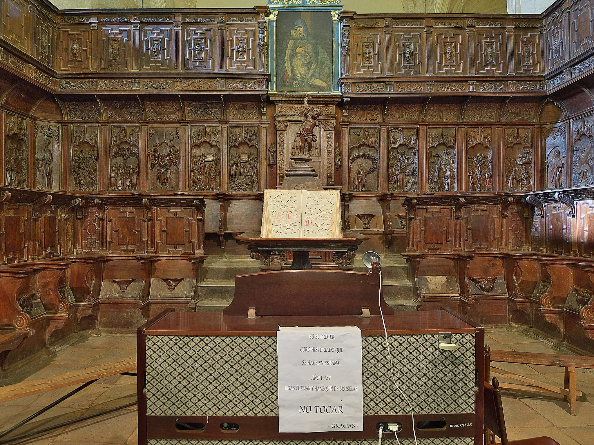 Photo showing: Sillería del coro destinada a la Catedral de Cuenca, de donde procede, obra de los hermanos Egas Cueman y Hanequin de Bruselas (1454) con el patrocinio del culto fray Lope de Barrientos. Nuevas investigaciones atribuyen la talla a Lorenzo Martínez (1479-1481), si la nueva autoría es aceptada, se desclasificaría la obra como la primera los Cueman.
Figura orante de fray Lope de Barrientos (1447-1454)