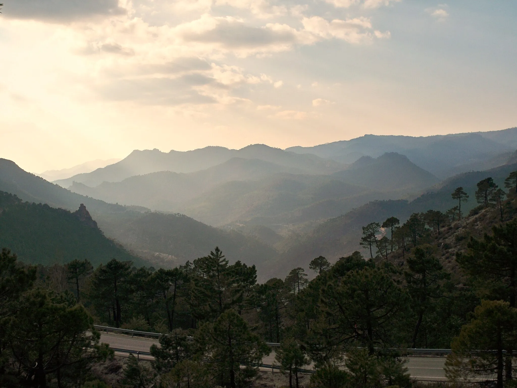 Photo showing: Vistas del valle del río Mundo, al inicio del Parque Natural de los Calares del río Mundo y de la Sima en el término municipal de Molinicos (Albacete), cerca de la localidad de El Pardal