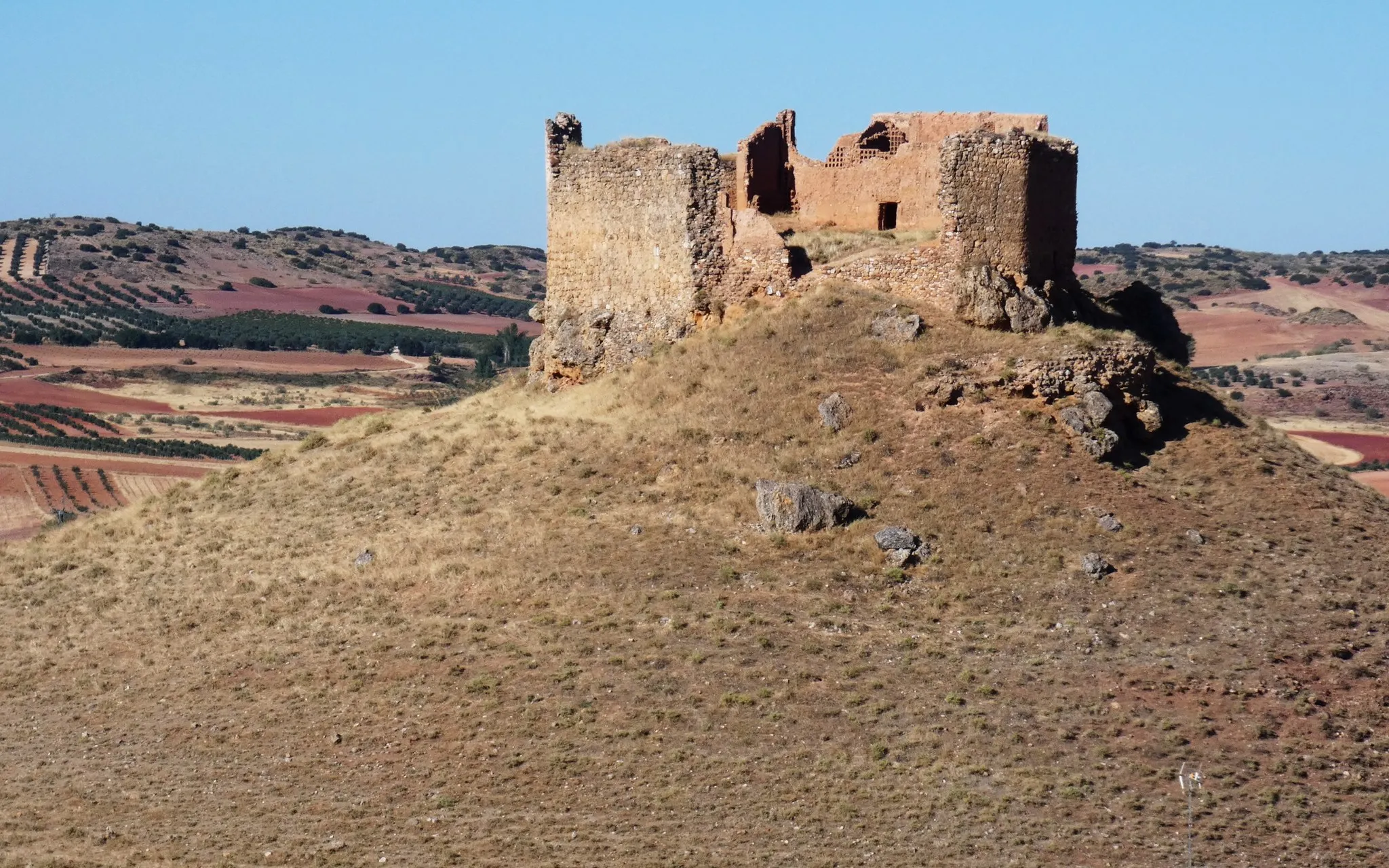 Photo showing: Sobre un cerro con forma de cono los árabes construyeron una fortaleza que tuvo al cabo de los siglos varias reformas. La última construcción la realizó el conde ÁlvaroNuñez de Lara en el siglo XIII.