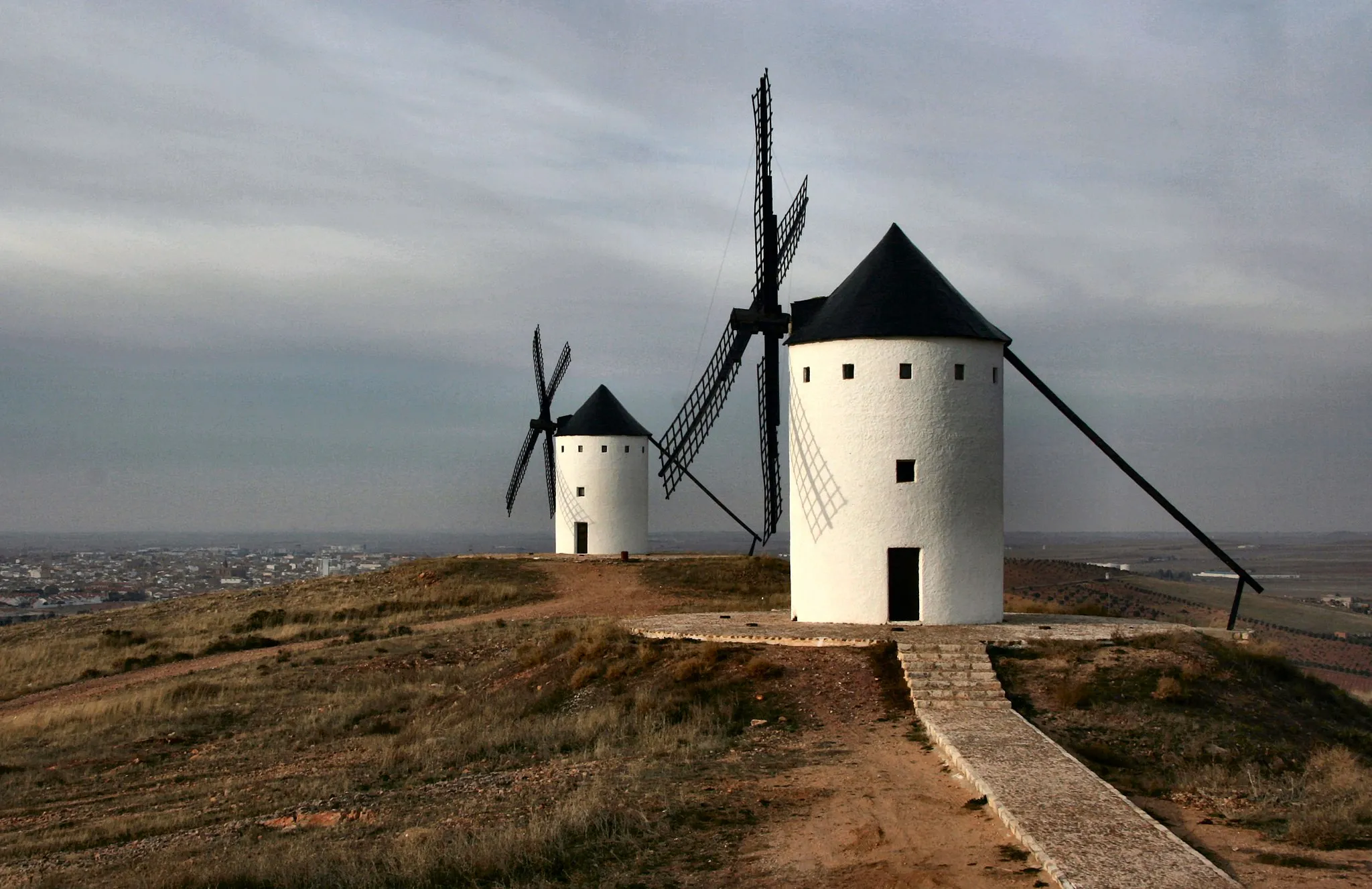 Photo showing: El Cerro de San Antón es el nombre que recibe la elevación donde se encuentran cuatro de molinos de viento que conserva la ciudad de Alcázar de San Juan.