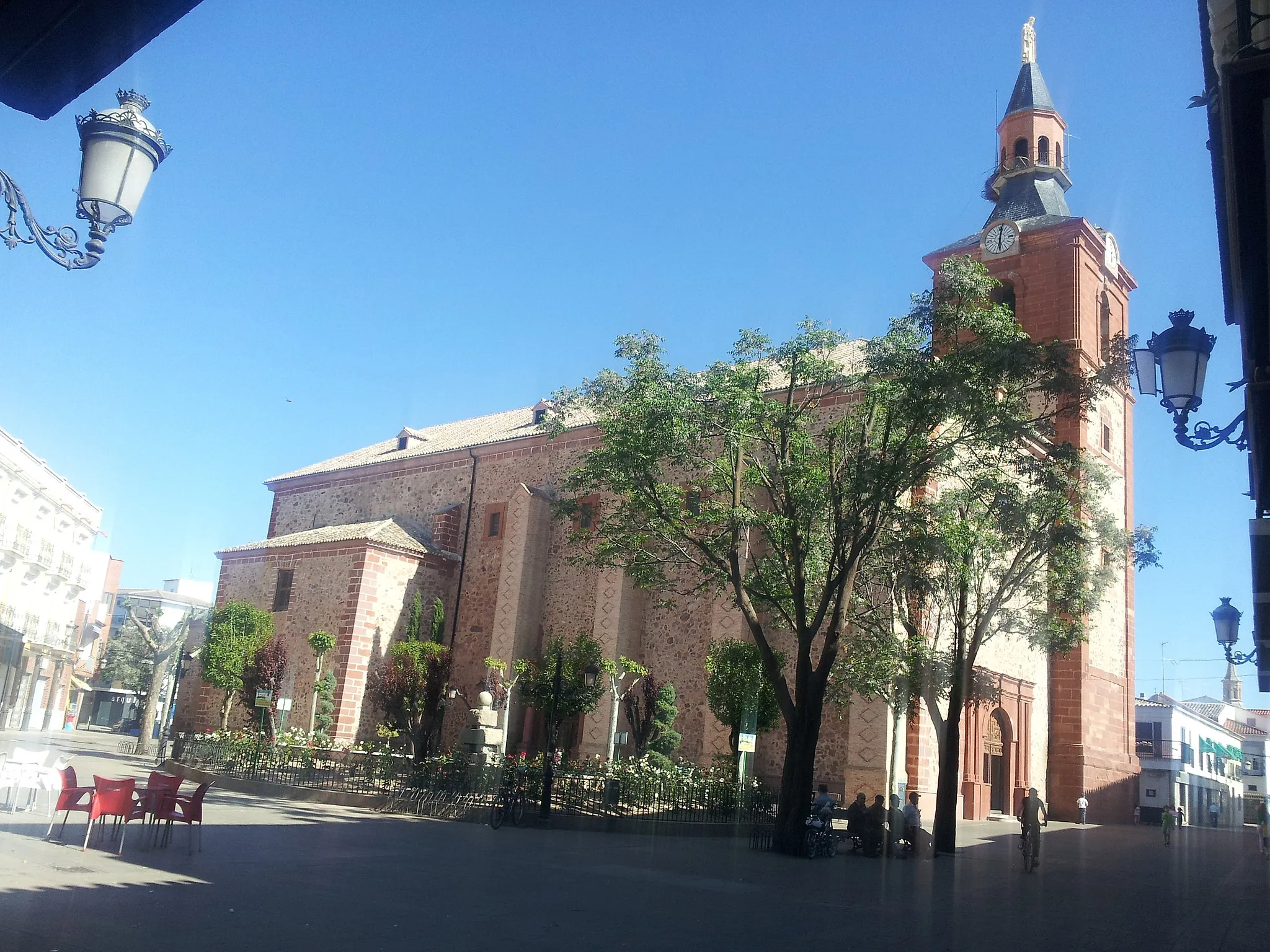 Photo showing: Iglesia de la Inmaculada Concepción, fachadas norte y oeste, sita en la plaza de España o plaza mayor de Herencia, Provincia de Ciudad Real