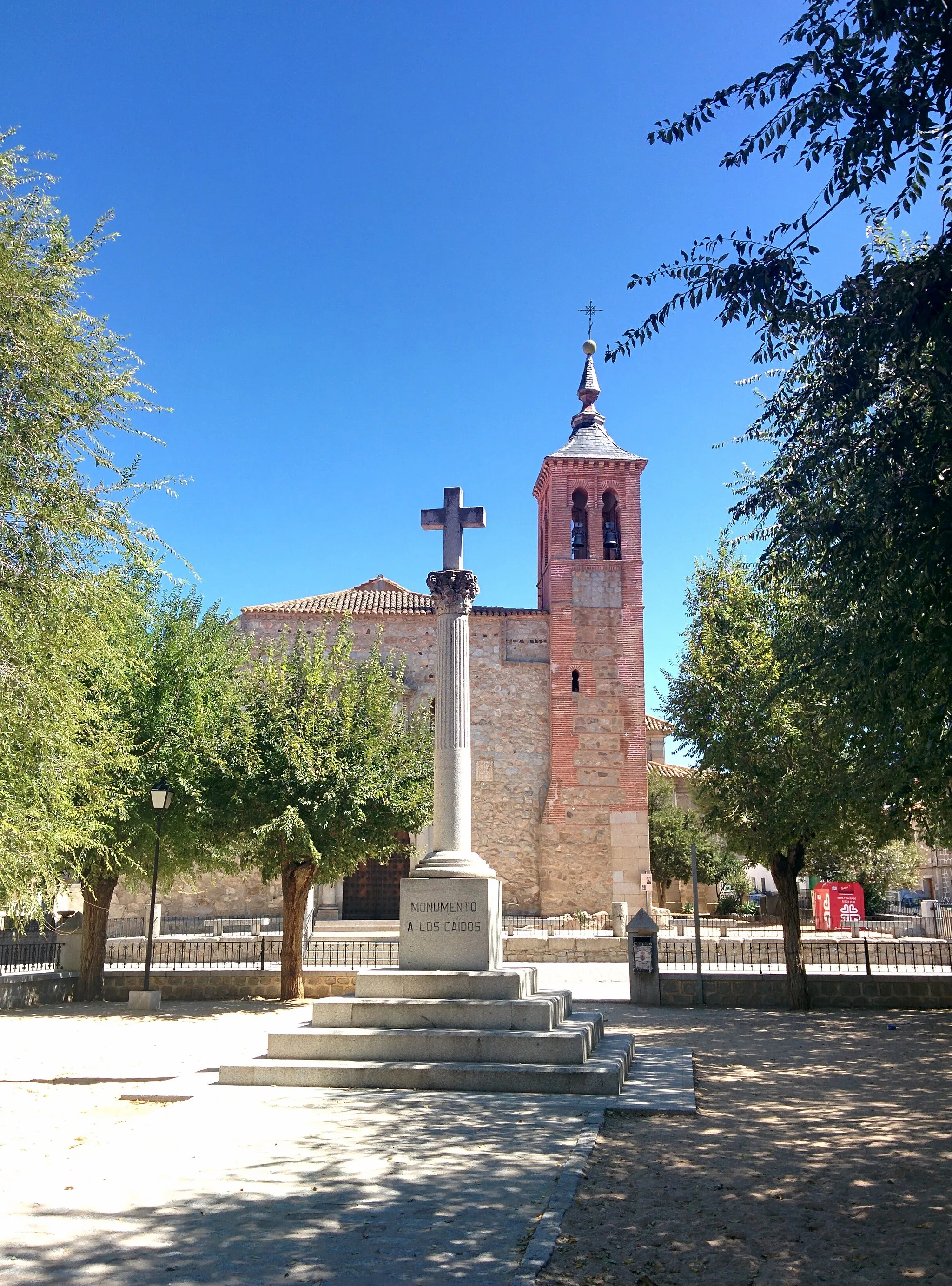 Photo showing: Plaza de la Cruz, en Las Ventas con Peña Aguilera (Toledo, España).