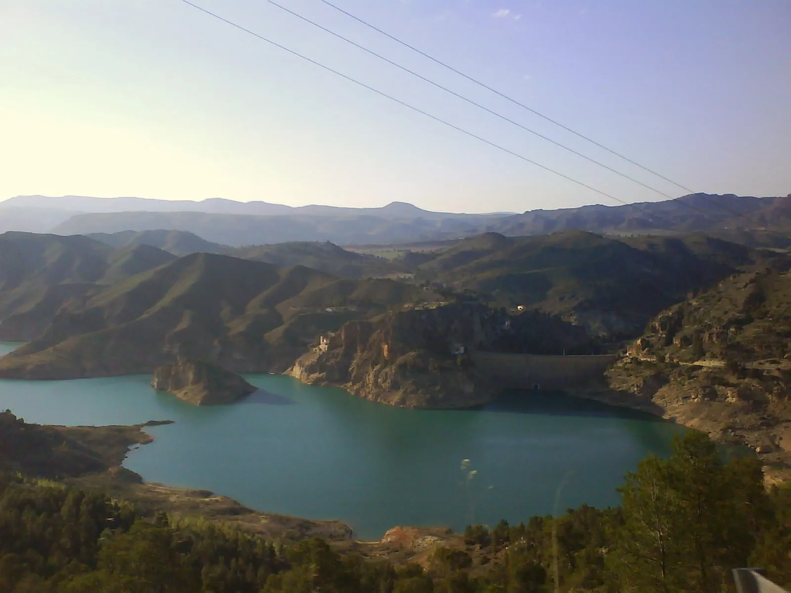 Photo showing: Vista del valle donde se sitúa el Embalse de la Fuensanta en 2008 situado en el municipio de Yeste (Albacete)