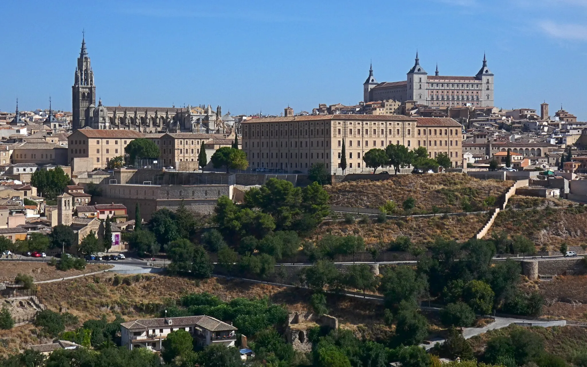Photo showing: La catedral, el Seminario Mayor y, al fondo, el Alcázar.