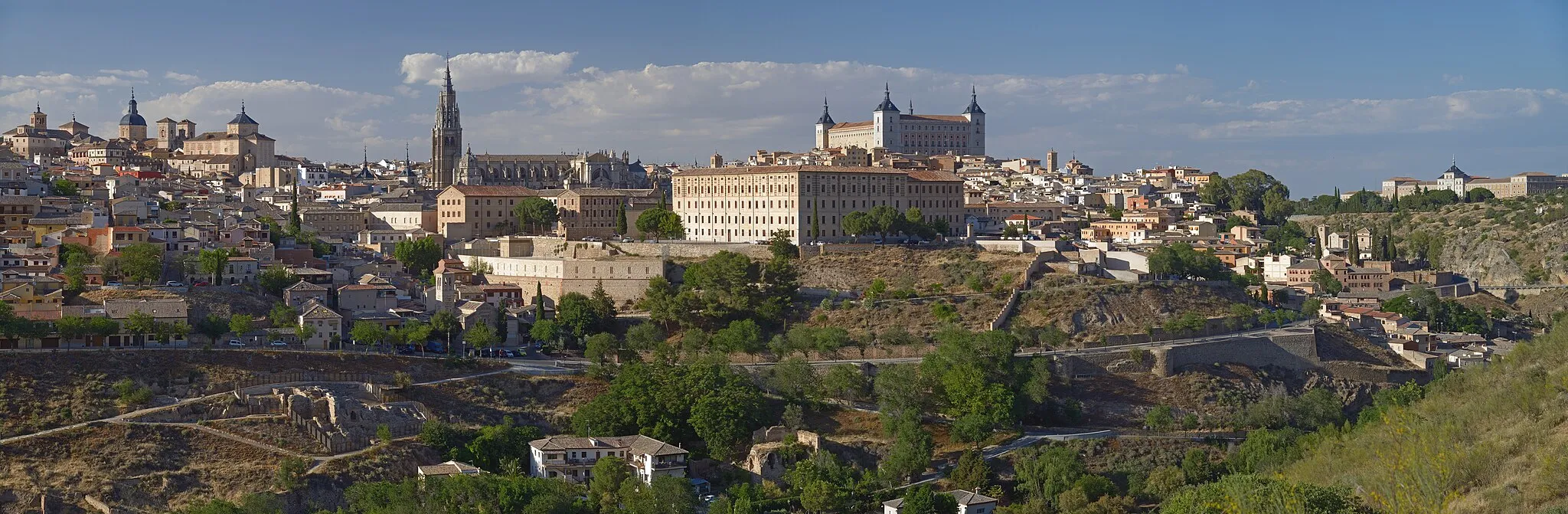 Photo showing: From left to right at the top of the panorama: Iglesia de Santo Tome, Iglesia de San Idelfonso, Church of San Marcos, Remains Archaeological Arab Baths of Tenerías (down below), Primate Cathedral of Saint Mary of Toledo, Seminario Conciliar Mayor San Ildefonso, Alcázar, Religiosas Concepcionistas Franciscanas, Academia de Infantería