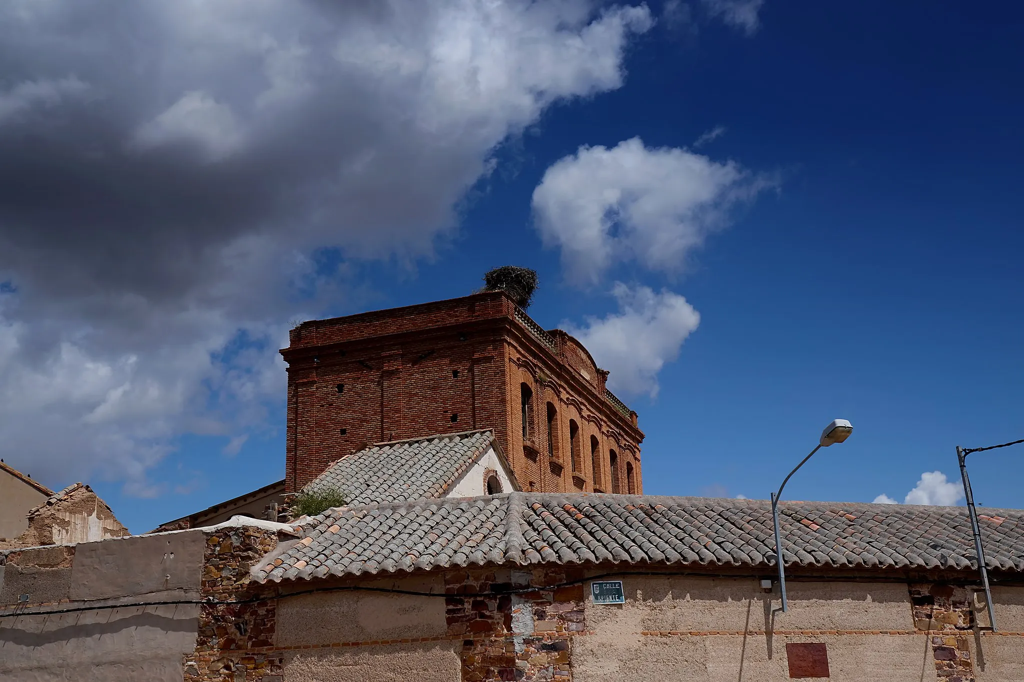 Photo showing: Edificio de la antigua fábrica de harinas  Nuestra Señora del Valle de Aldea del Rey, inaugurada en el año 1920.